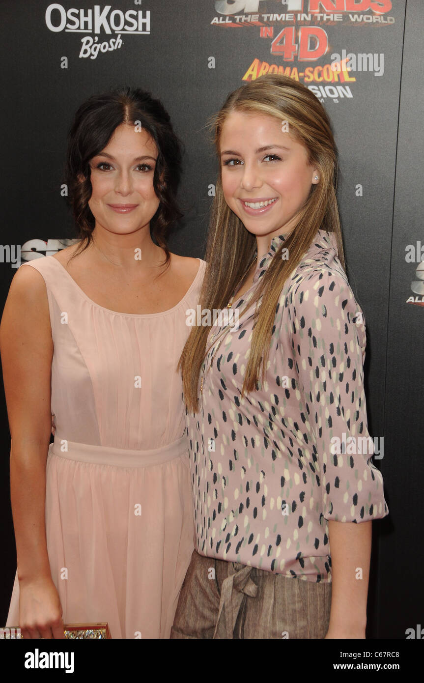 Alexa Vega, Makenzie Vega im Ankunftsbereich für World Premiere von SPY KIDS: ALL TIME IN THE WORLD IN 4D, Regal Kinos L.A. Live Stockfoto