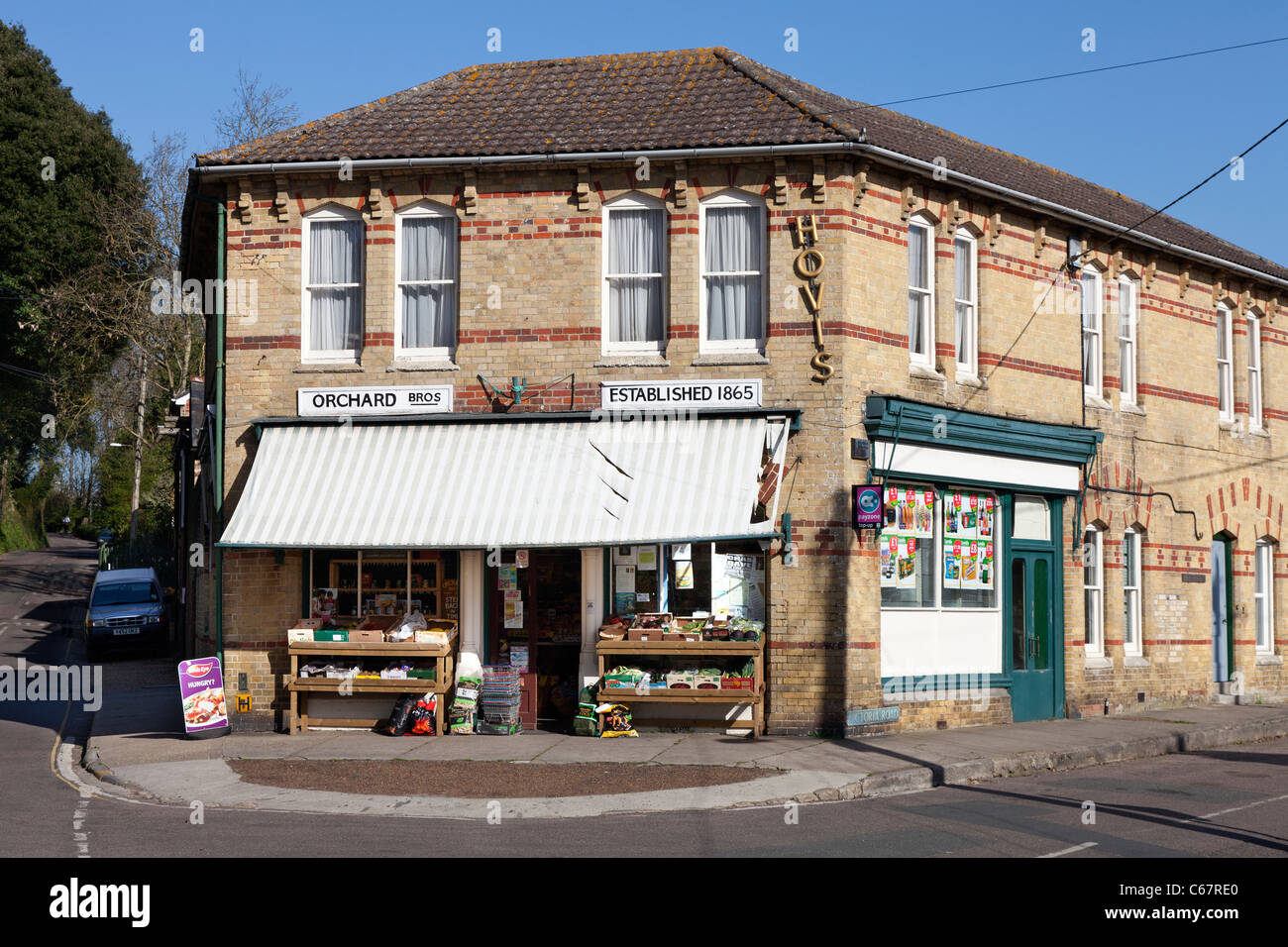 traditionellen alten englischen Dorf Lebensmittelhändler vorderen Shop Markise gegründet 1865 Obstgarten Bros IOW Hovis ruhigen ländlichen Stockfoto