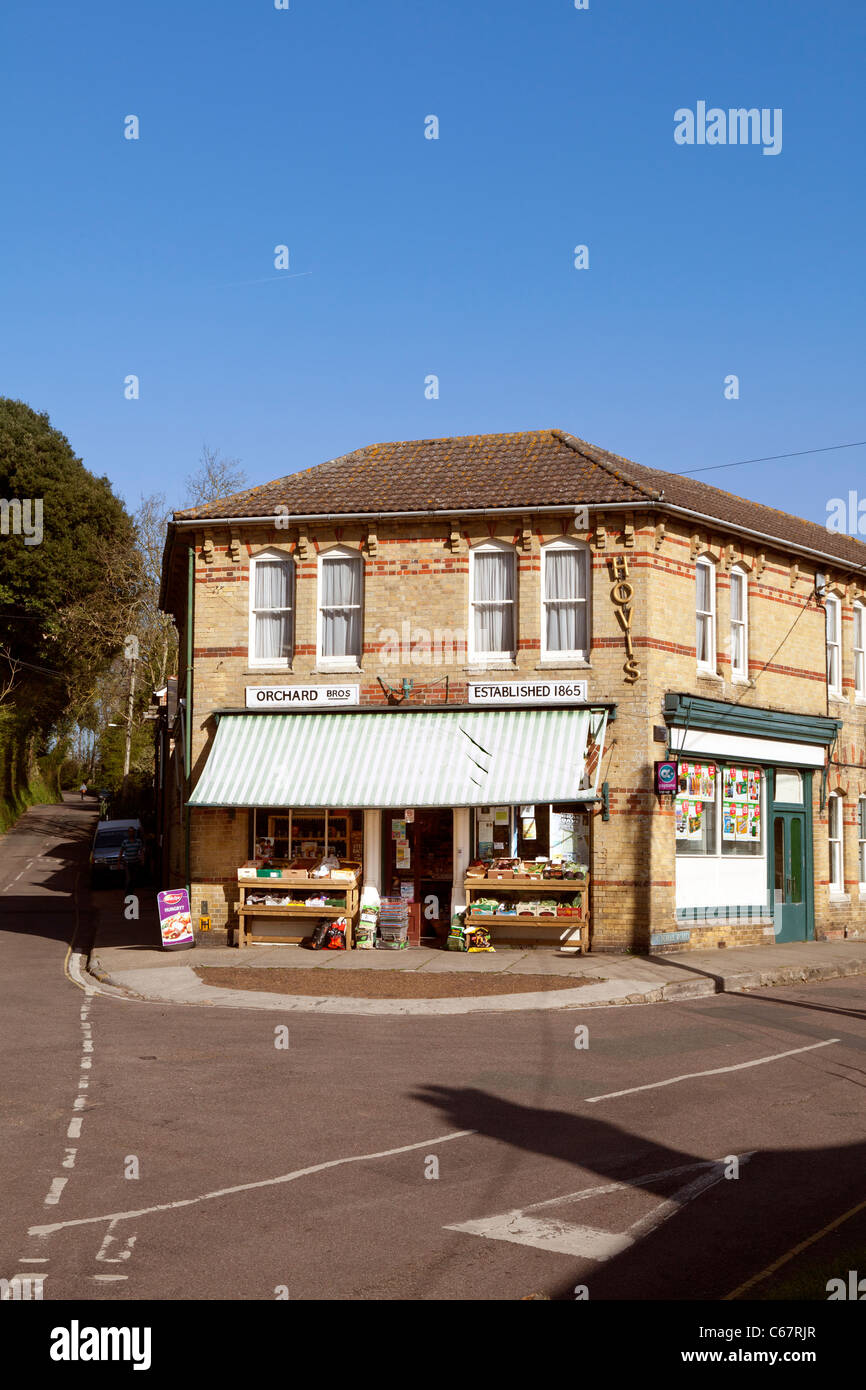 traditionellen alten englischen Dorf Lebensmittelhändler vorderen Shop Markise gegründet 1865 Obstgarten Bros IOW Hovis ruhigen ländlichen Stockfoto