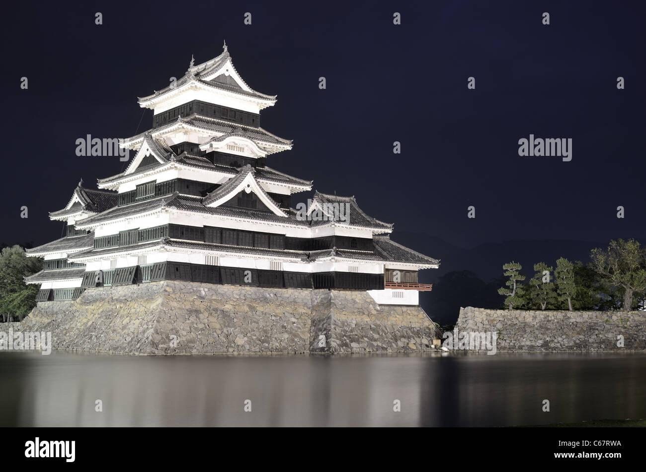 Das historische Matsumoto Schloss unter rosa Himmel, aus dem 15. Jahrhundert in Matsumoto, Japan. Stockfoto