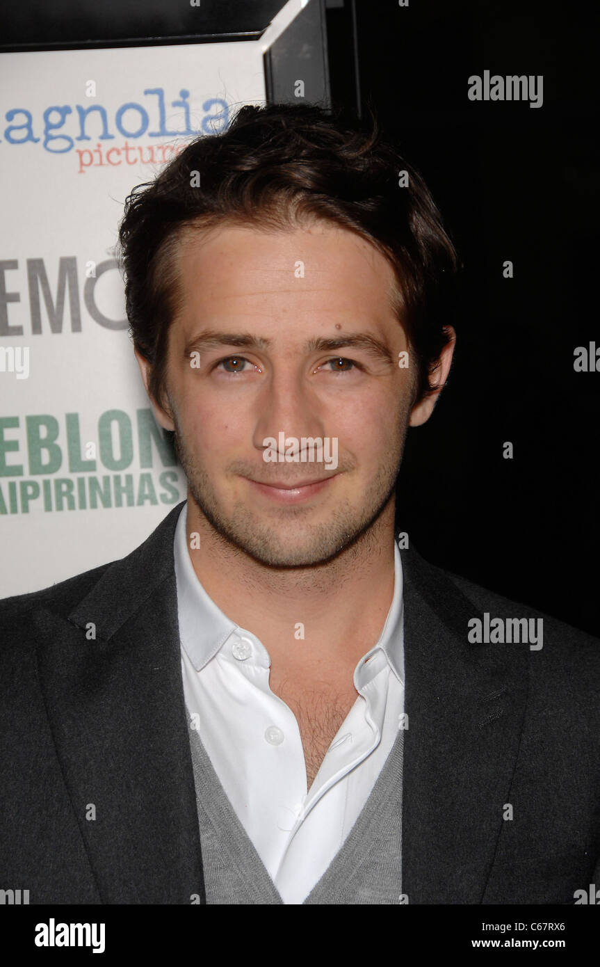 Michael Angarano im Ankunftsbereich für Zeremonie Premiere, Arclight Hollywood, Los Angeles, CA 22. März 2011. Foto von: Michael Germana/Everett Collection Stockfoto