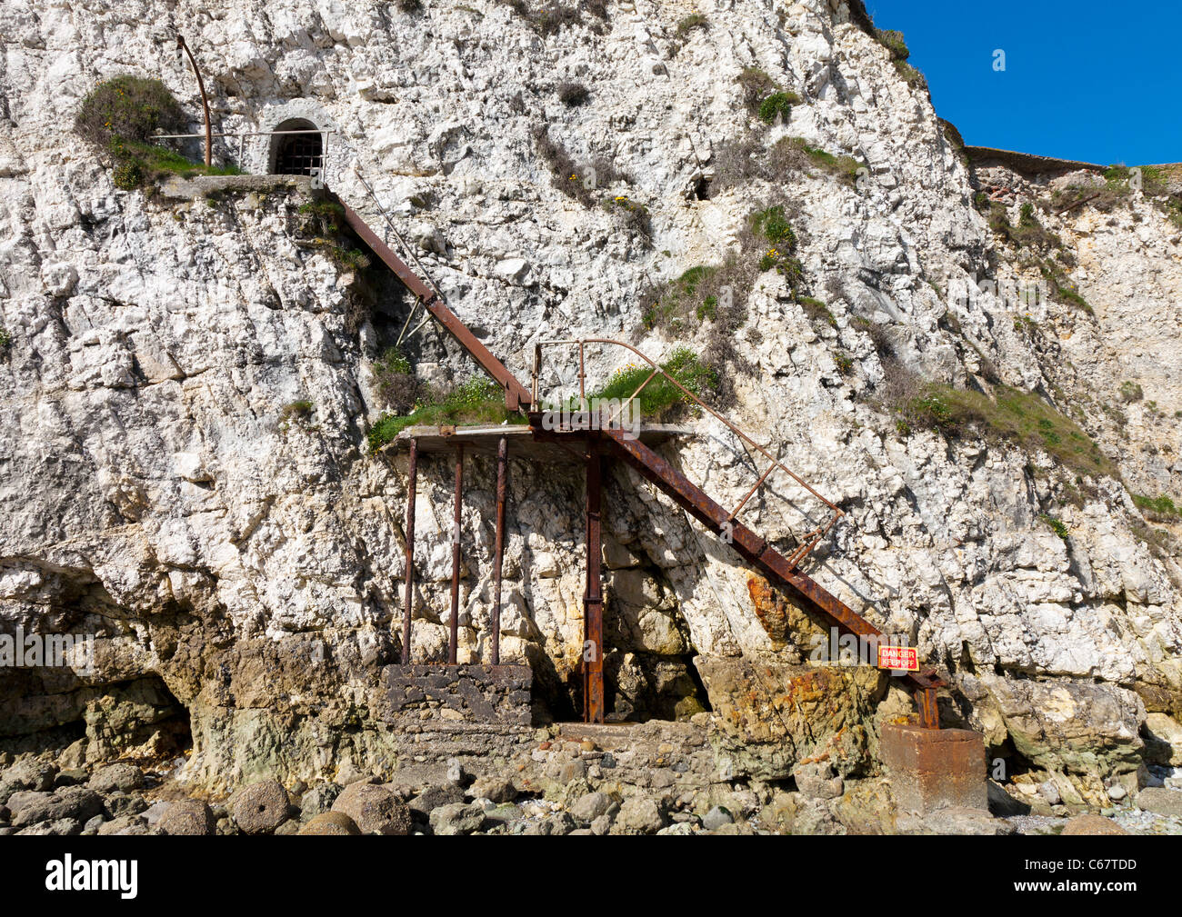 Alten rostigen Eisen Treppe Schritte Freshwater Cliff IOW Isle Of Wight gefährlich instabil steilen Kreide Felswand Eingangsportal Stockfoto