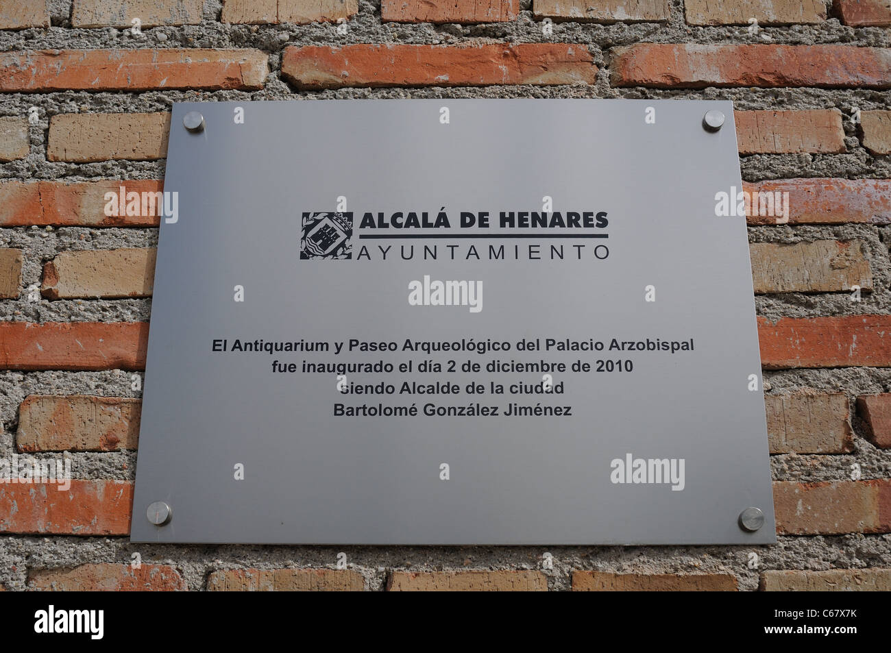 Plaque-Öffnung, das ANTIQUARIUM - Wall von ALCALA DE HENARES angehören (13 th). Autonome Gemeinschaft Madrid. Spanien Stockfoto
