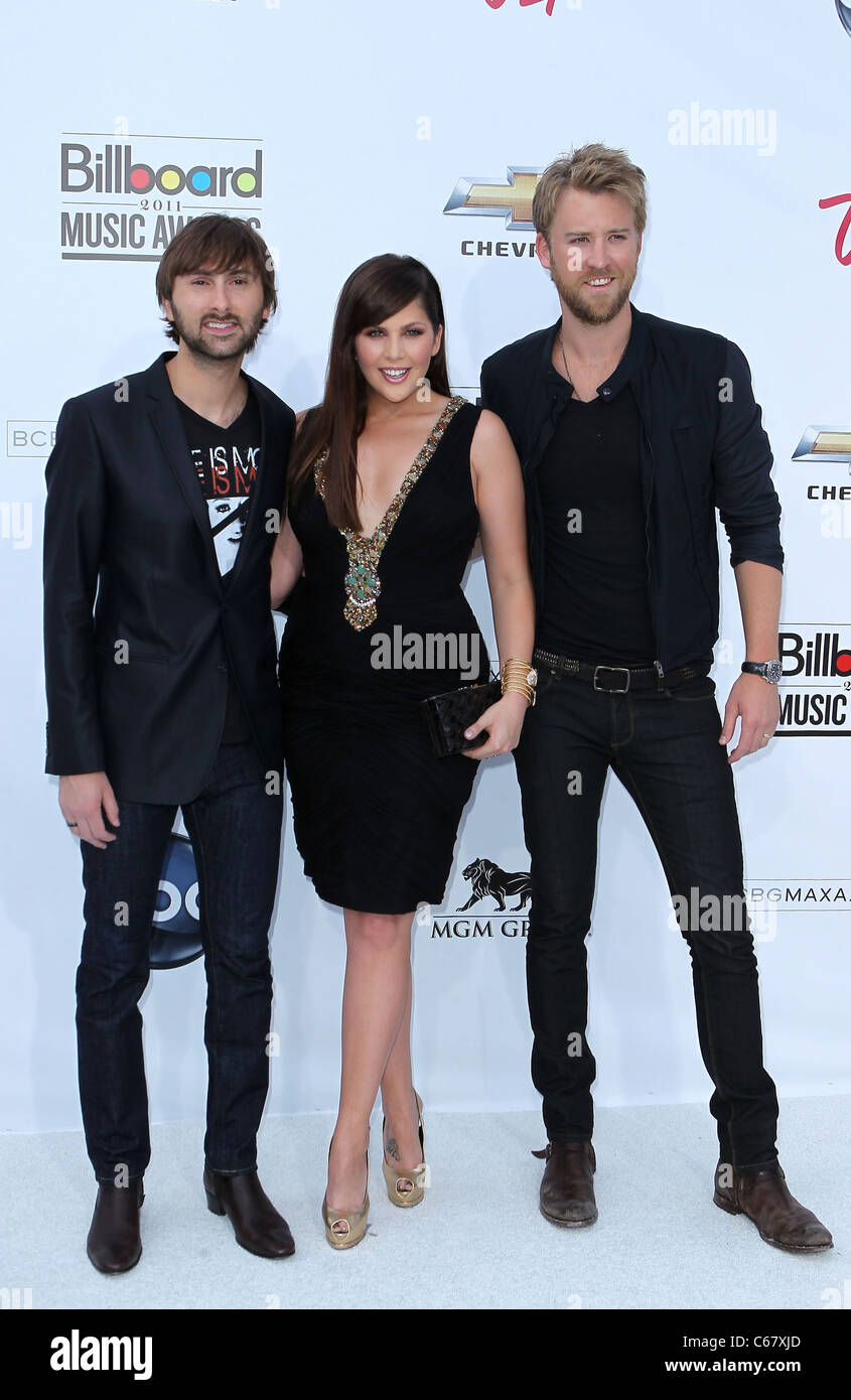 Dave Haywood, Hilary Scott, Charles Kelley, von Lady Antebellum im Ankunftsbereich für 2011 Billboard Music Awards, MGM Grand Garden Arena, Las Vegas, NV 22. Mai 2011. Foto von: MORA/Everett Collection Stockfoto