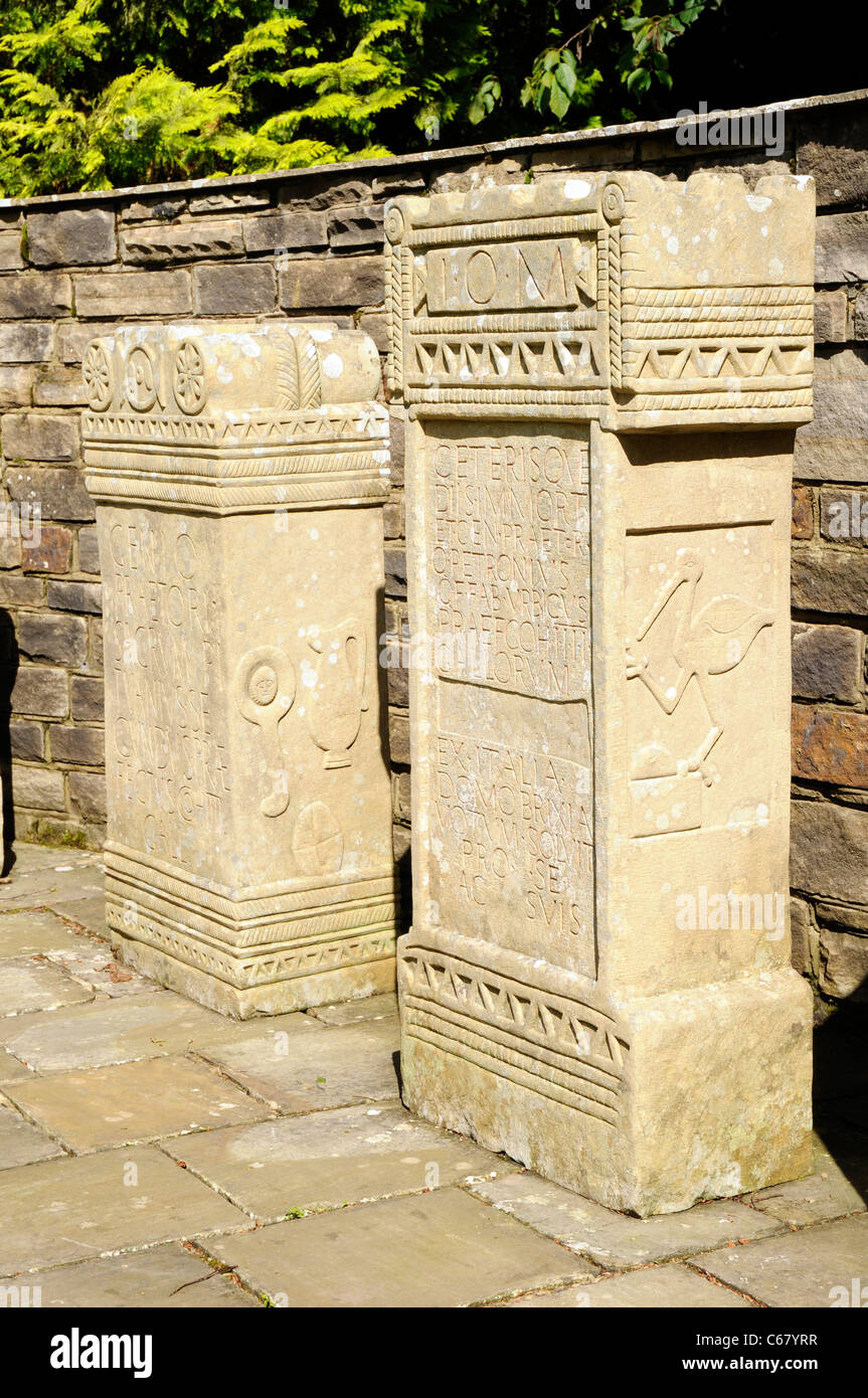 Nachbildung römischer Altäre an Vindolanda Open Air Museum, in der Nähe von Hadrianswall, UK Stockfoto