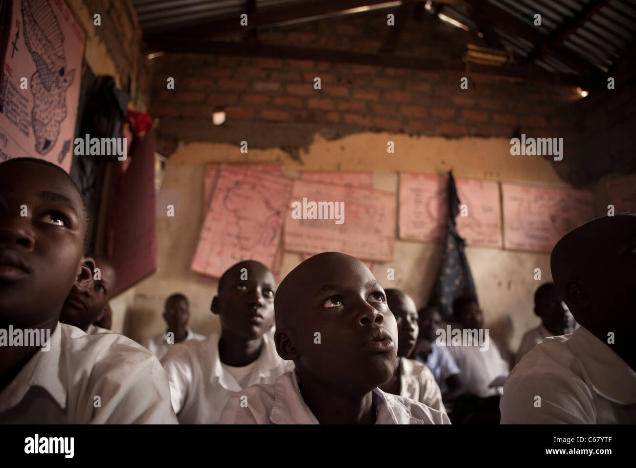 Schüler lernen in einem Klassenzimmer in Amuria, Uganda, Ostafrika. Stockfoto