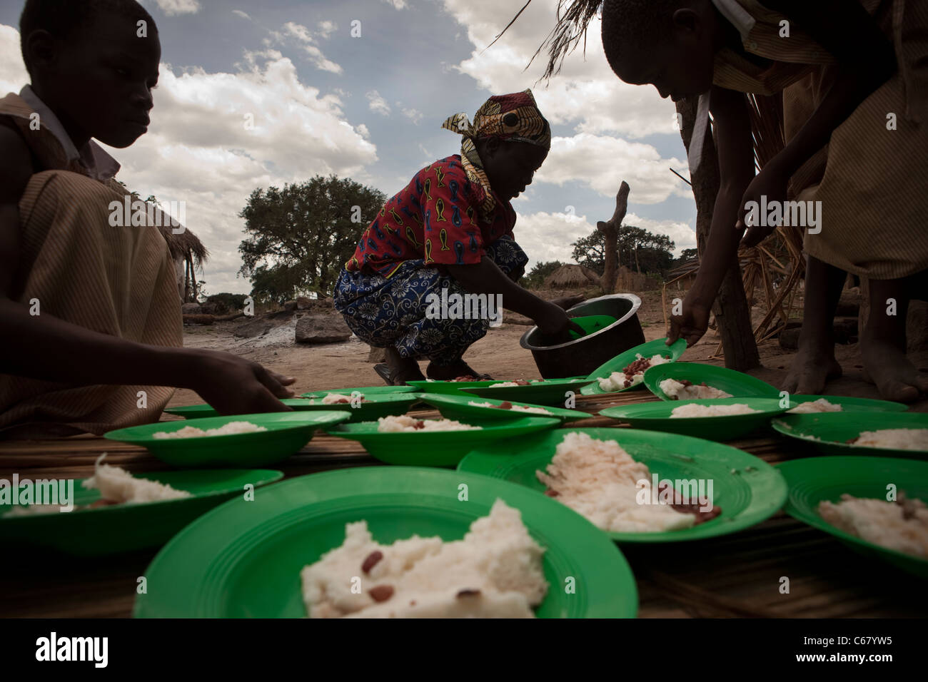 Teller mit Essen servieren wir eine Schule im ländlichen Amuria, Uganda, Ostafrika. Stockfoto