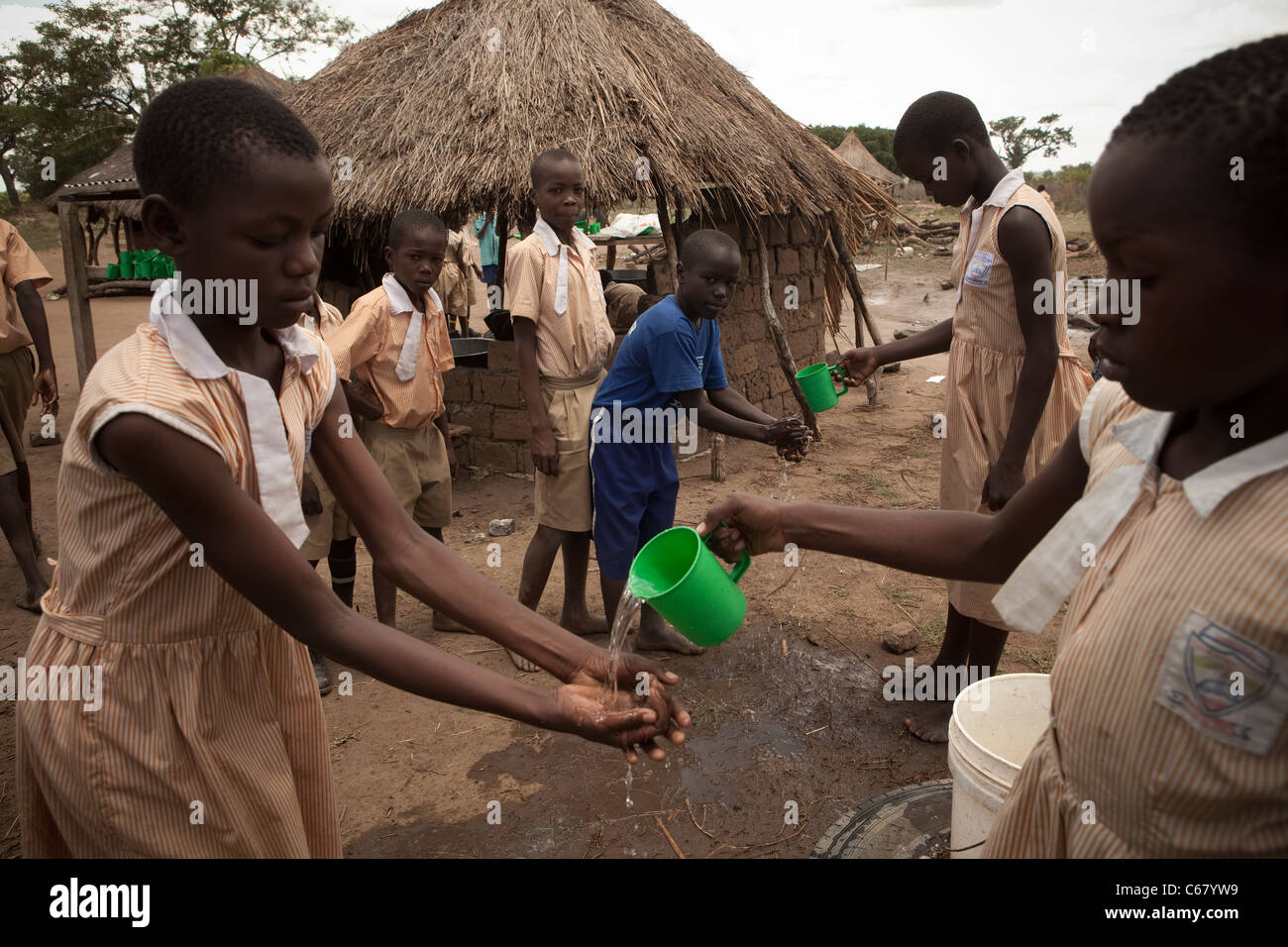 Studenten waschen Hände vor einer Mahlzeit in Amuria, Uganda, Ostafrika. Stockfoto