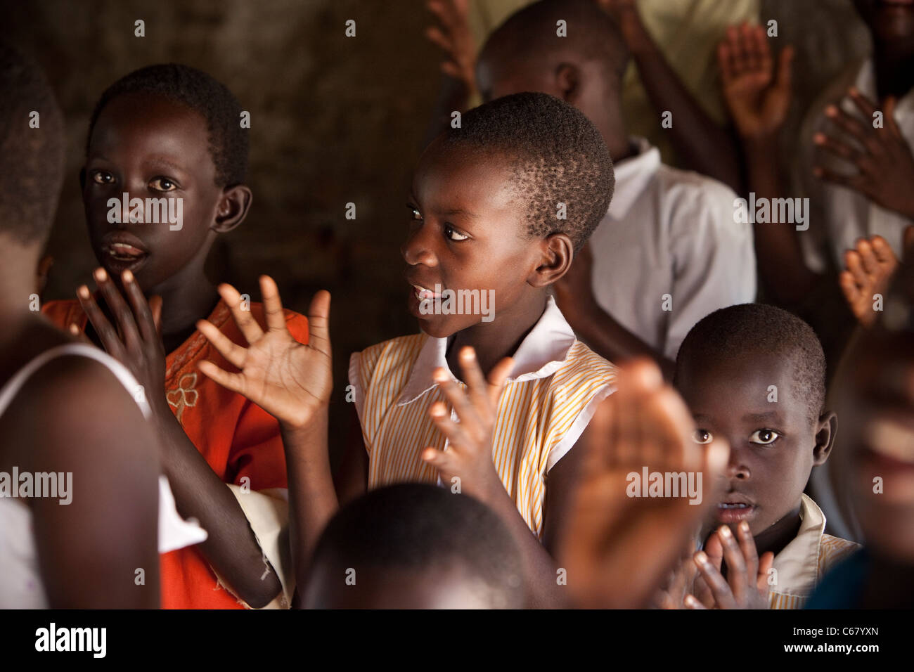 Schülerinnen und Schüler singen in einem Gottesdienst in Amuria, Uganda, Ostafrika. Stockfoto