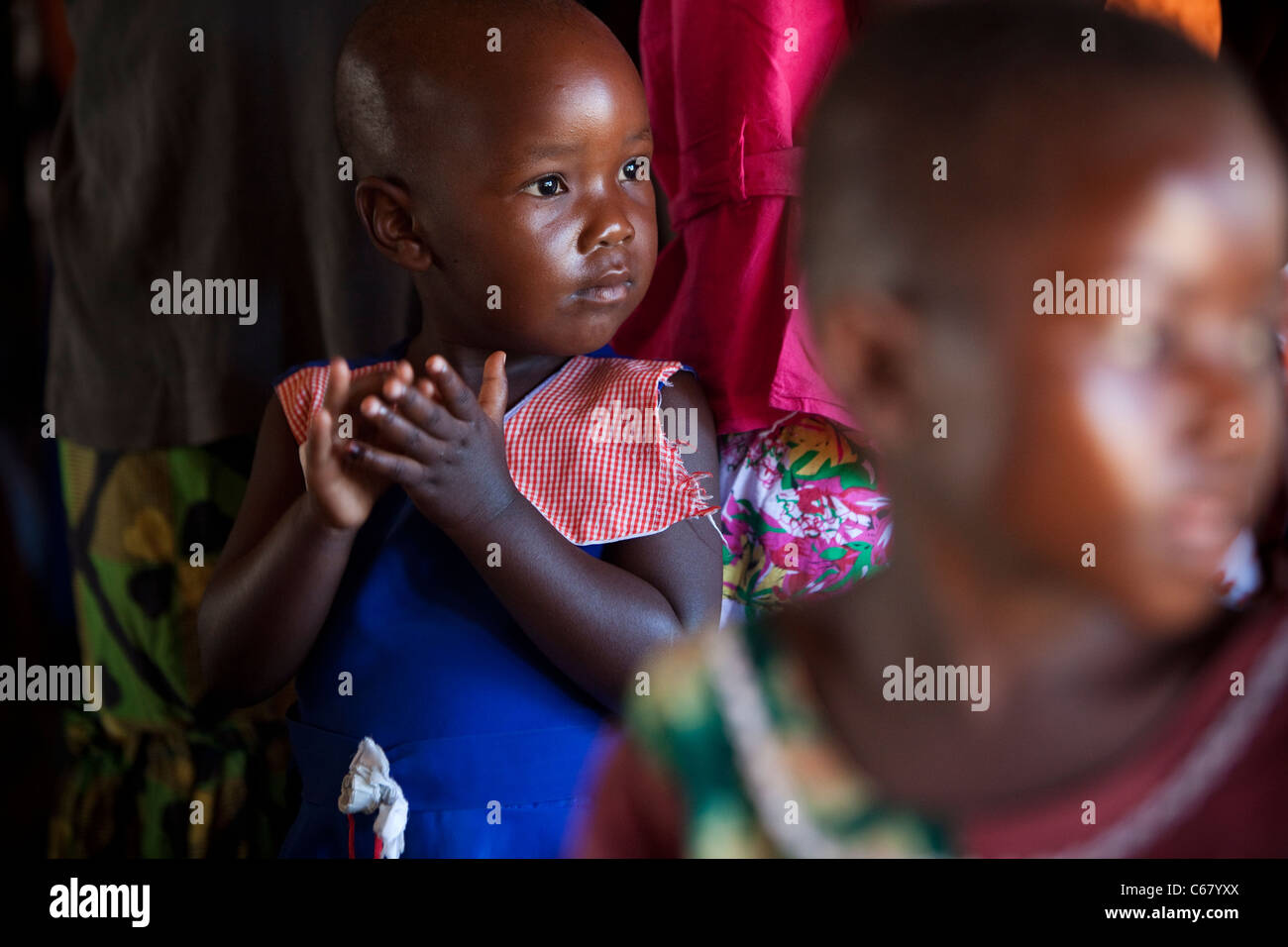 Ein kleines Kind besucht einen Gottesdienst in Amuria, Uganda, Ostafrika. Stockfoto