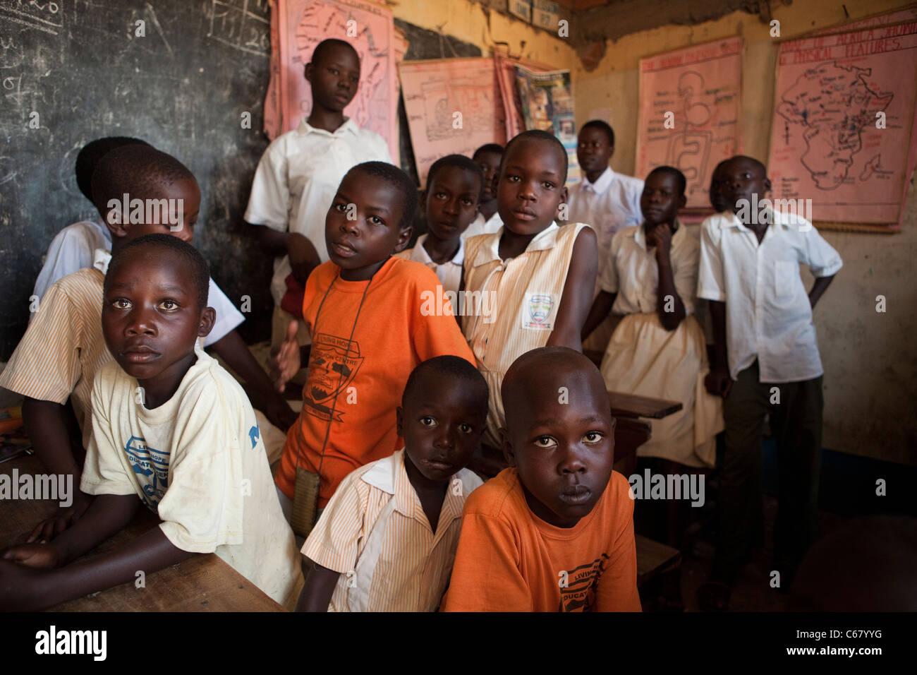 Schüler sitzen in einer überfüllten Schulklasse in Amuria, Uganda, Ostafrika. Stockfoto