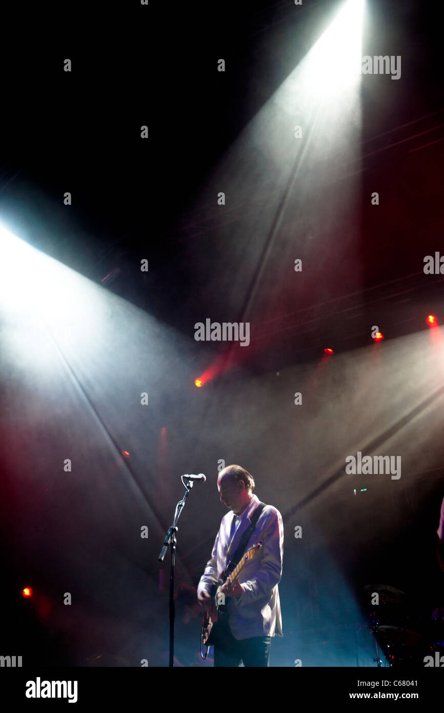 Mick Jones (The Clash), die live auf der Bühne mit Big Audio Dynamite bei FIB in Benicassim, Spanien - Juli 2011 Stockfoto