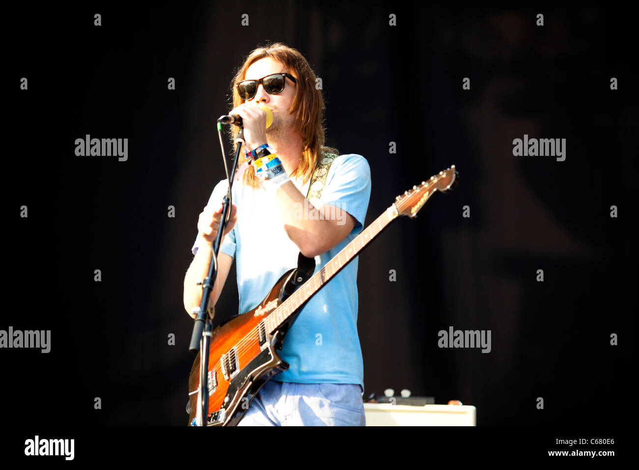 Tame Impala lead-Sänger Kevin Parker (Lead-Gitarre und Gesang) Durchführung auf der Bühne während FIB Musikfestival in Benicassim, 2011 Stockfoto