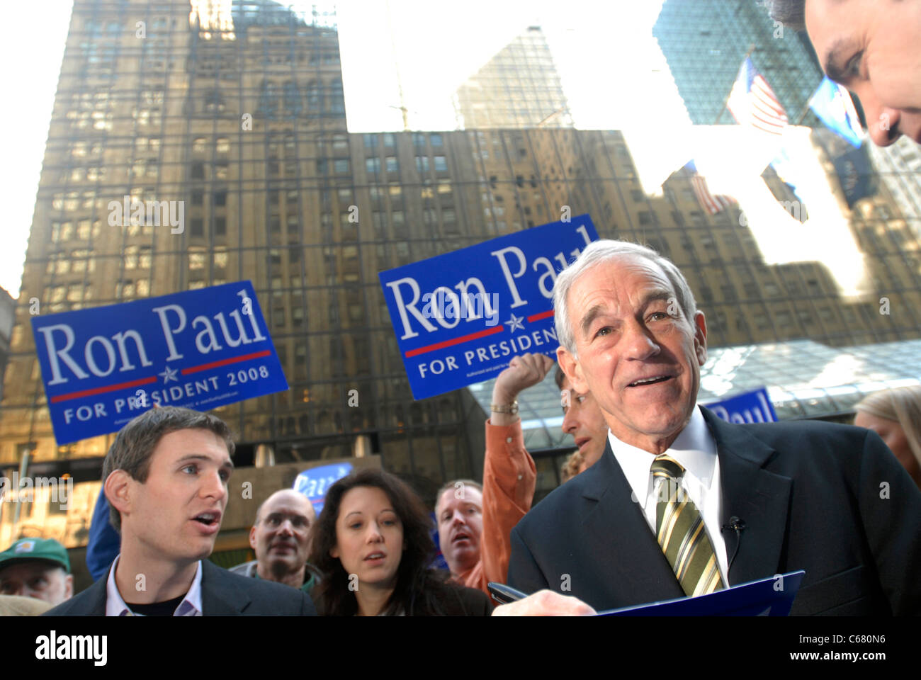 Republikanische Präsidentschaftskandidat Ron Paul begrüßt Fans außerhalb Grand Central Terminal Stockfoto