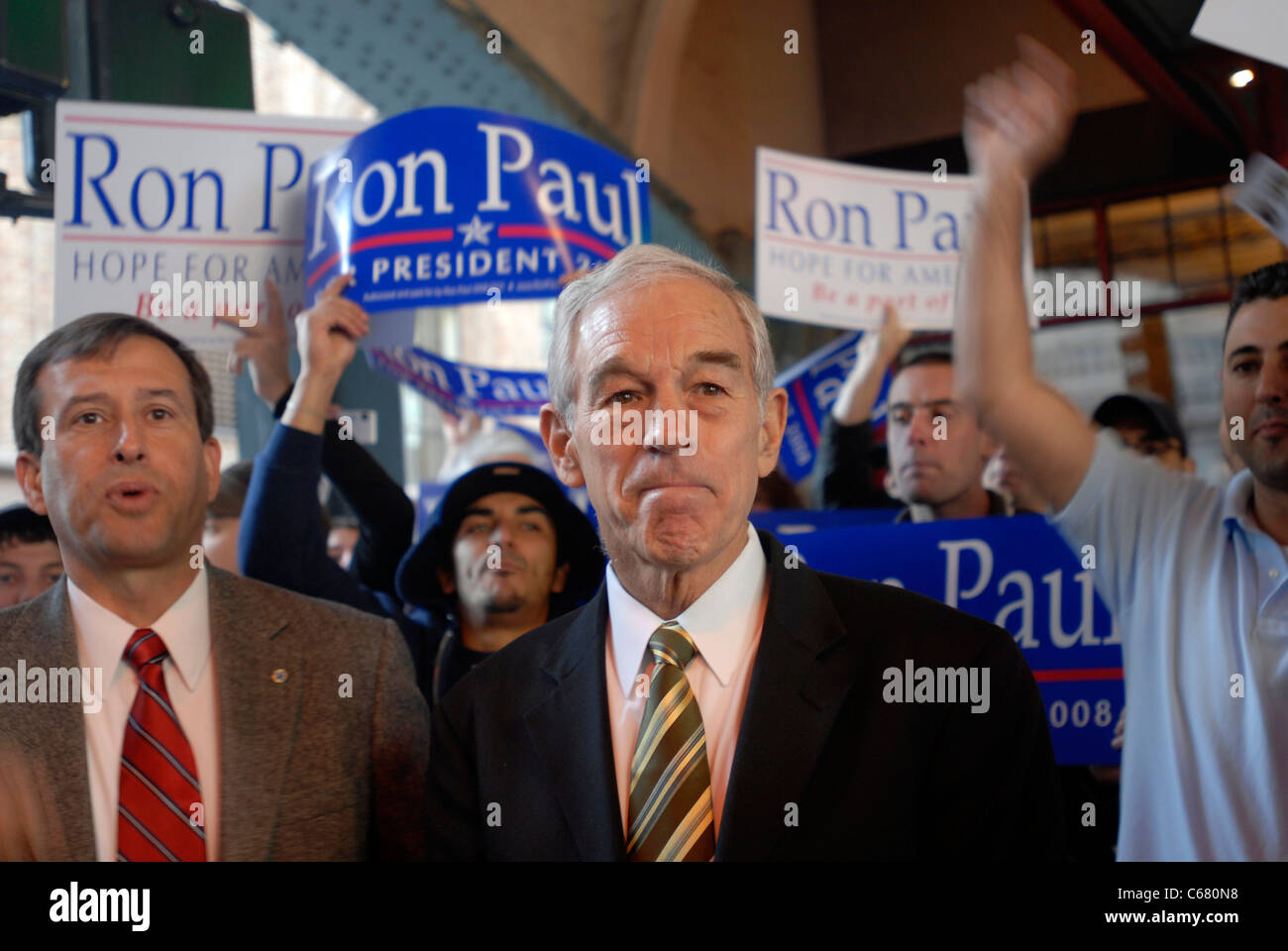 Republikanische Präsidentschaftskandidat Ron Paul begrüßt Fans außerhalb Grand Central Terminal Stockfoto