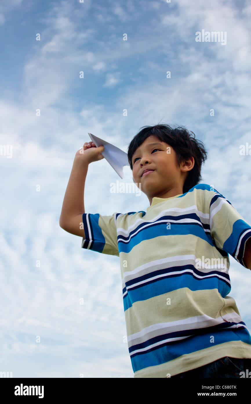 Ein Junge spielt Flugzeug, ein Konzept der Traum & Ehrgeiz Stockfoto