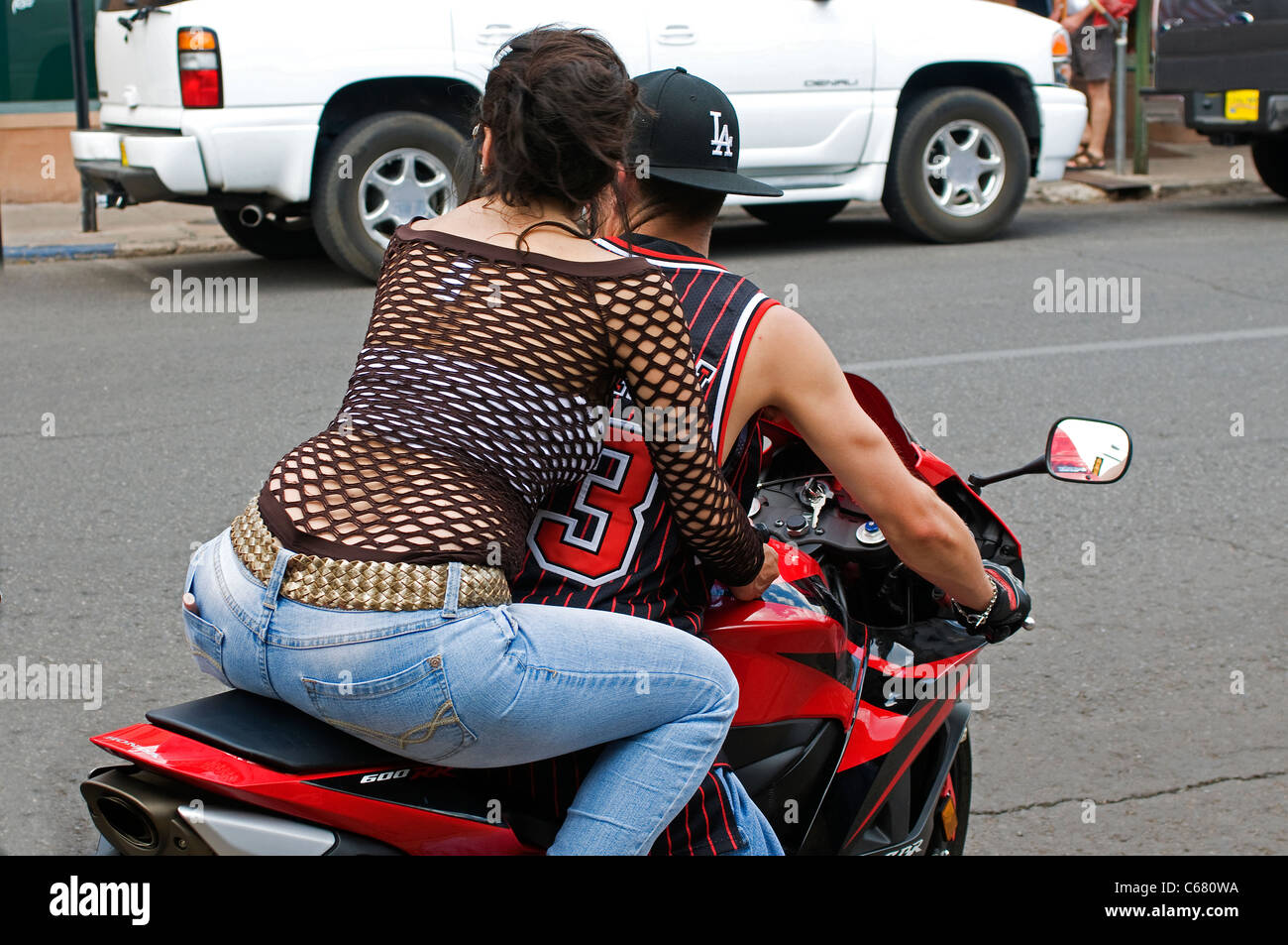 Motorrad Fahrer paar jungen hispanischen Reiten Stockfoto