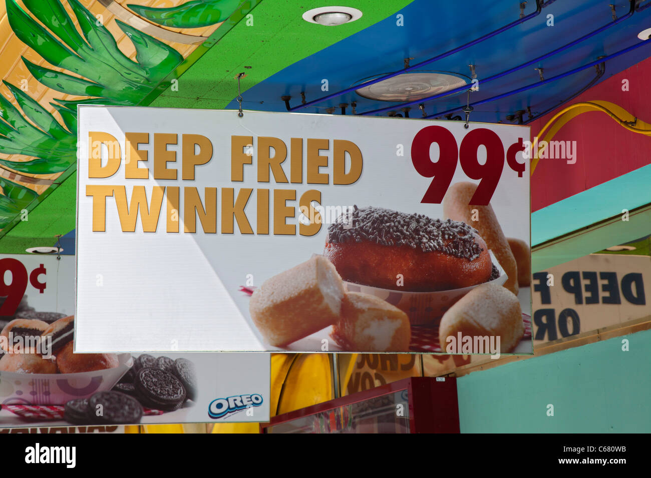 Las Vegas, Nevada - ein Schild draußen ein Casino wirbt tief gebratene Twinkies. Stockfoto