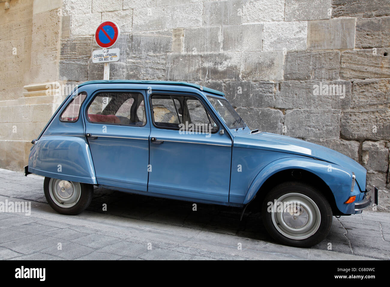 Ein altes französisches Auto parkten unter "Parkverbot" Zeichen Stockfoto