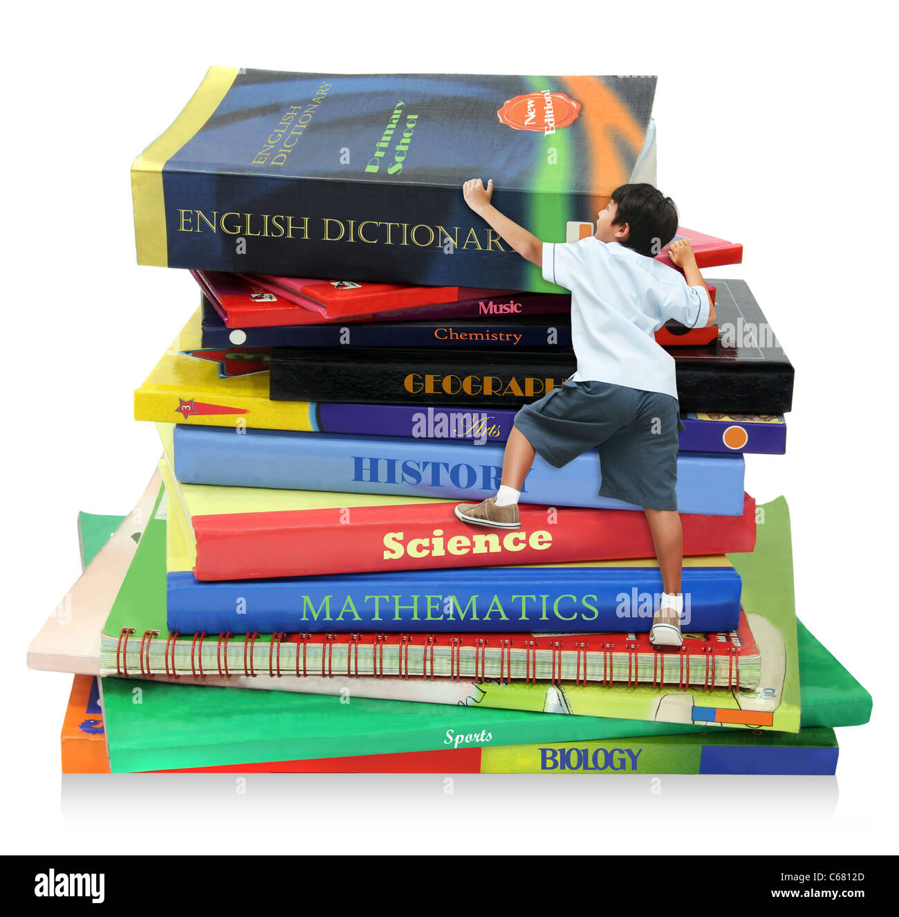 Ein Junge klettern die Bücher als Symbol der Bildung Schritt / Meilenstein Stockfoto