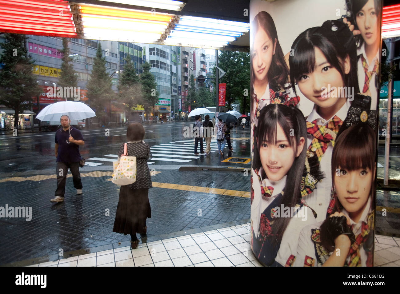 Bild von jungen Mädchen in einem Cosplay, Anime, Manga und Rollenspiel Spieleladen in Akihabara, Tokyo, Japan. Stockfoto