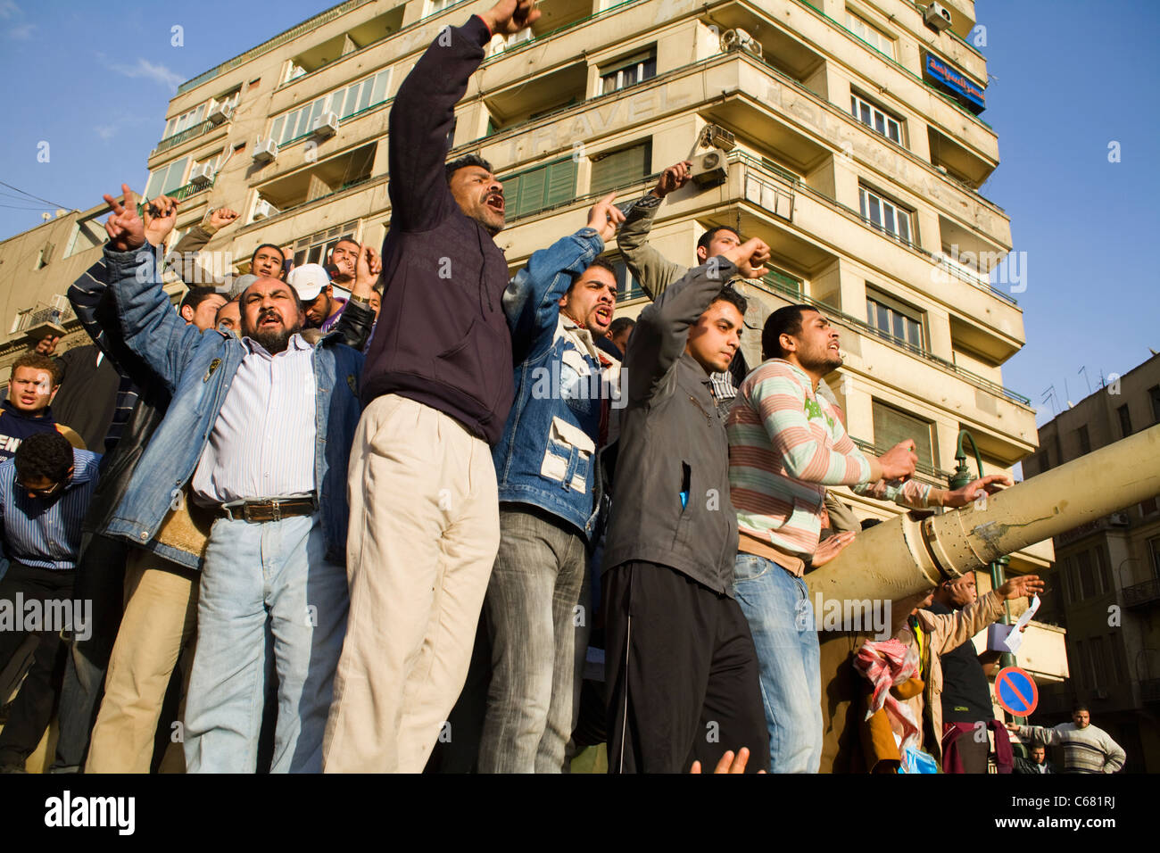 Anti-Regierungs-Demonstranten feiern auf einem Panzer auf dem Tahrir-Platz am ersten vollen Tag der Besetzung des Platzes am Jan. 29, 2011 Stockfoto