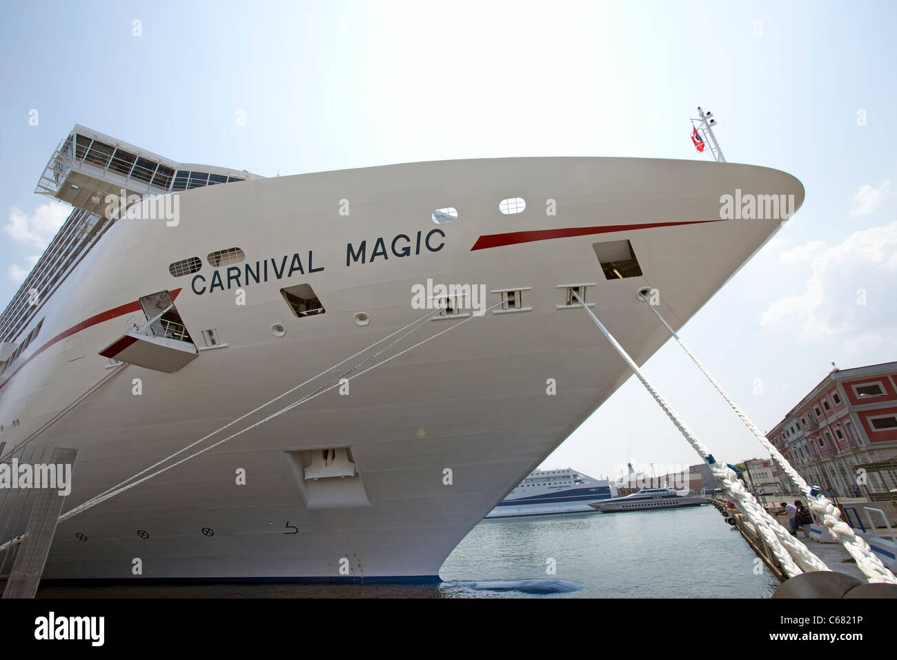 Carnival Magic neue Kreuzfahrtschiff im Hafen Venedig Italien. Vorderansicht der Krawatte Seile Andocken zu schließen. Stockfoto