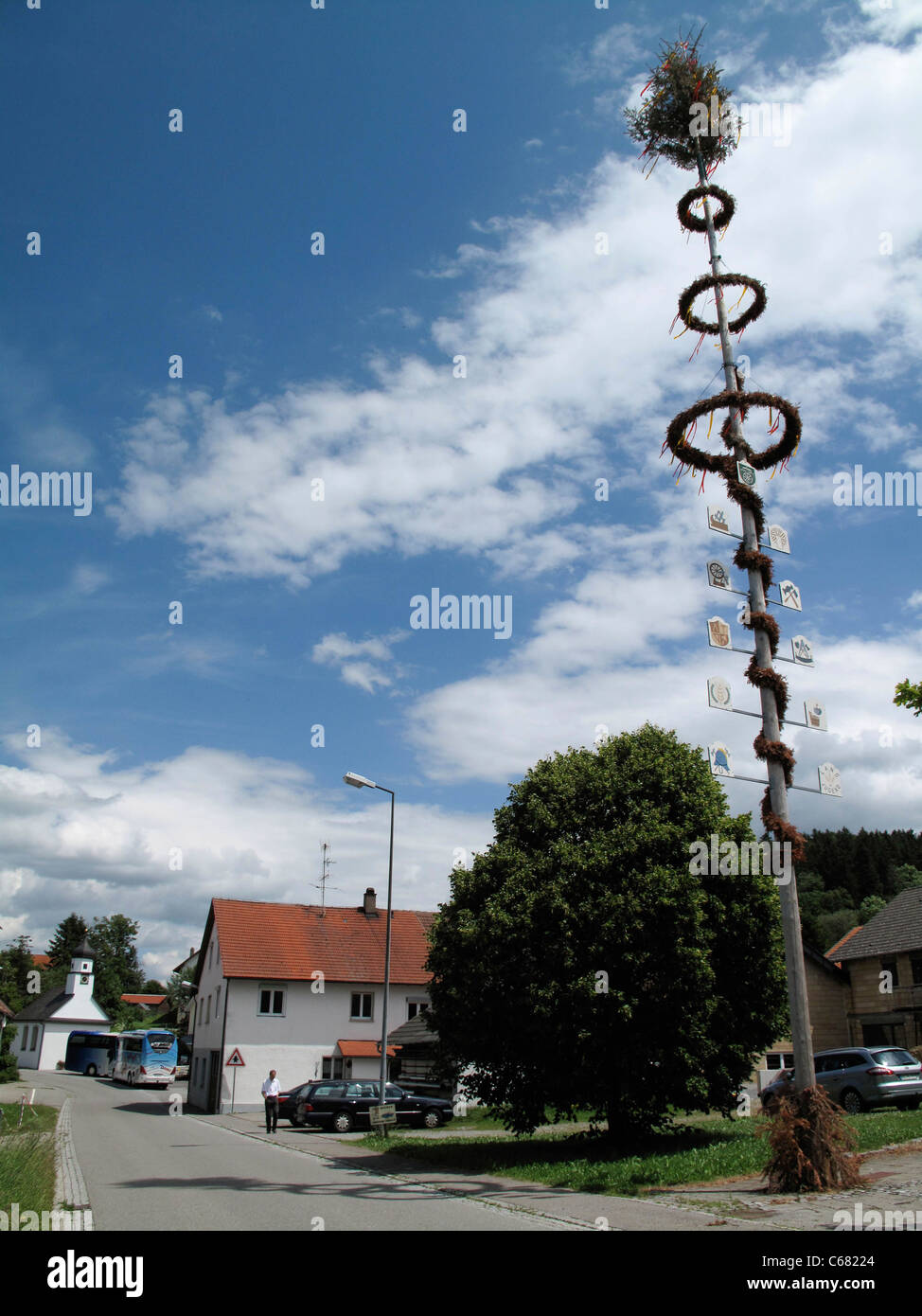 Maibaum in der kleinen Stadt in Süddeutschland Stockfoto