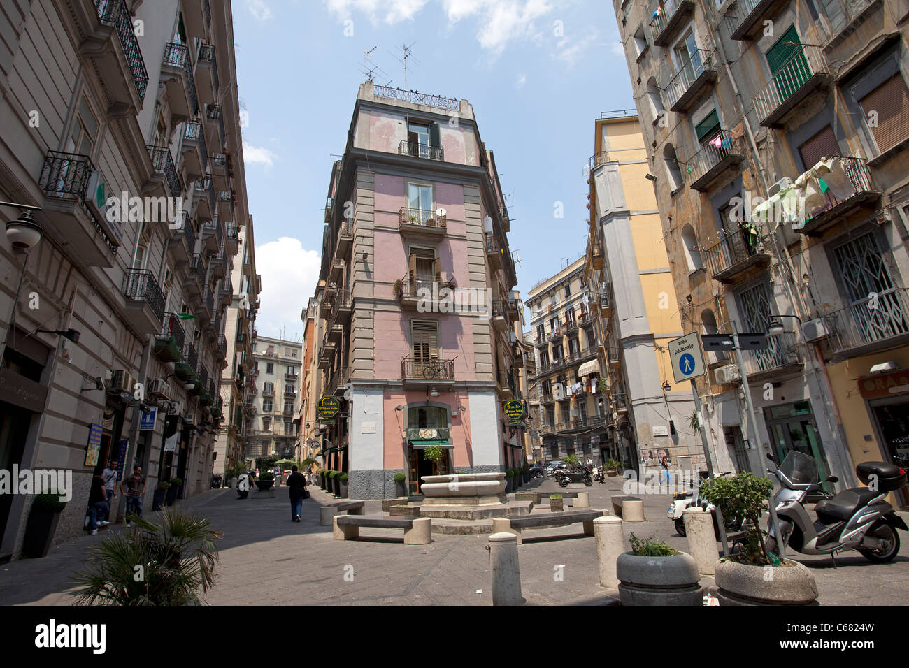 Neapel Italien schmale Straße und kleine Brunnen am Schnittpunkt zwischen high-Rise Wohnungen, Häuser und Geschäfte. Stockfoto