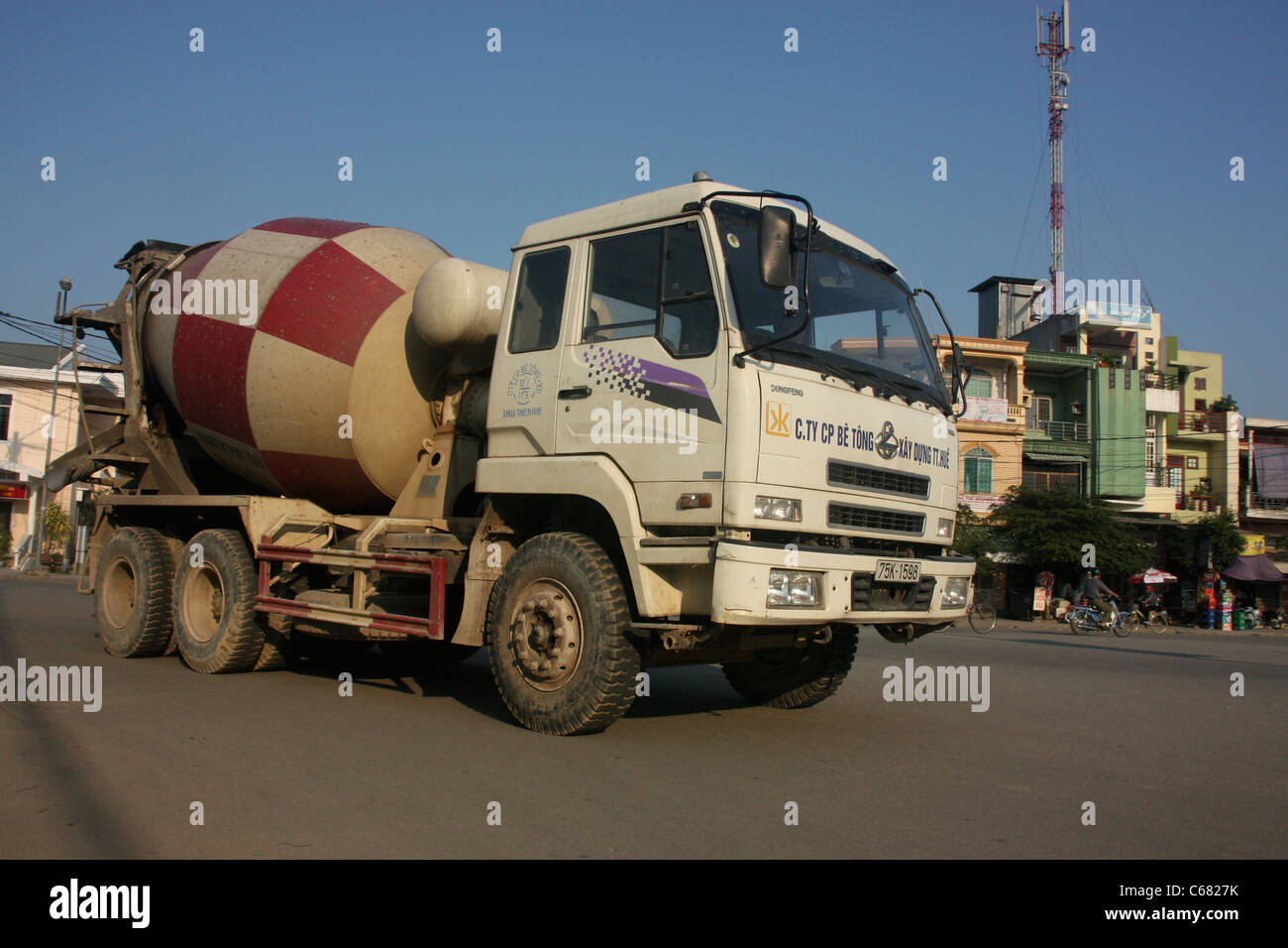 Betonmischer-LKW fährt durch die belebten Straßen von Hue, Vietnam Stockfoto