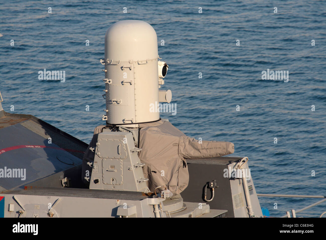 Die Phalanx Close-in Weapon System (CIWS) an Bord des Zerstörers USS Carney zur Abwehr von Anti-Schiff-Raketen montiert Stockfoto