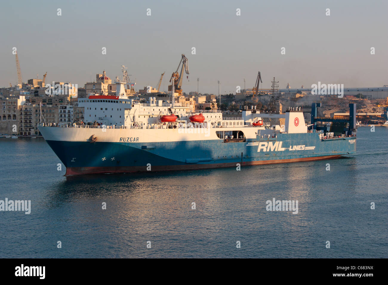 Seeverkehr. Die Fähre Ruzgar Auslaufen aus Malta Grand Harbour Stockfoto