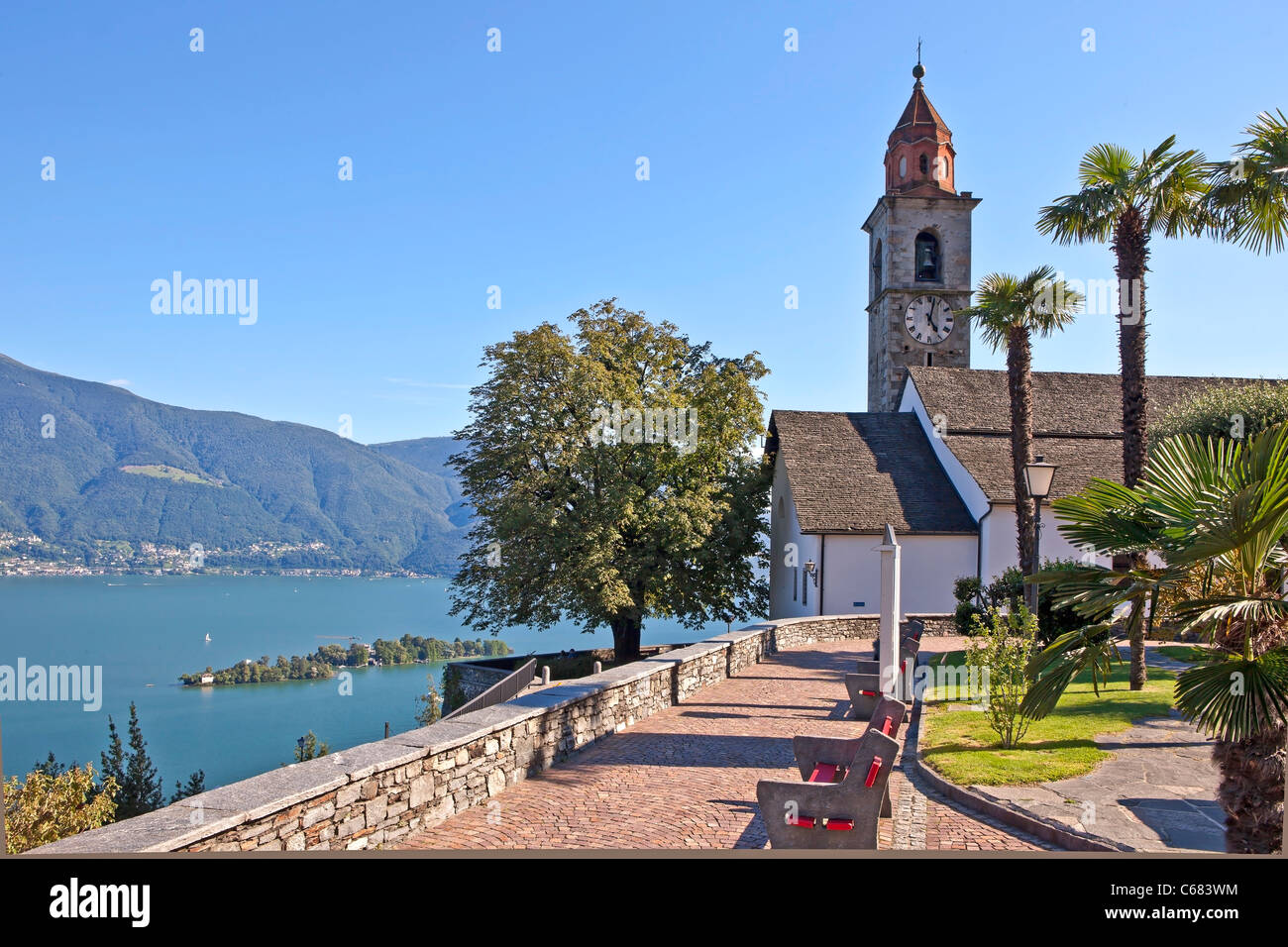 Kirche von Ronco Sopra Ascona und den Lago Maggiore Blicka Uf und die Isole di Brissago Stockfoto