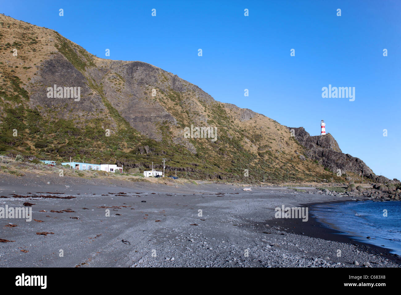 Palliser Bay Leuchtturm und Strand Baches (Hütten). Ngawi, Palliser Bay, Wairarapa, North Island, Neuseeland, Australien Stockfoto