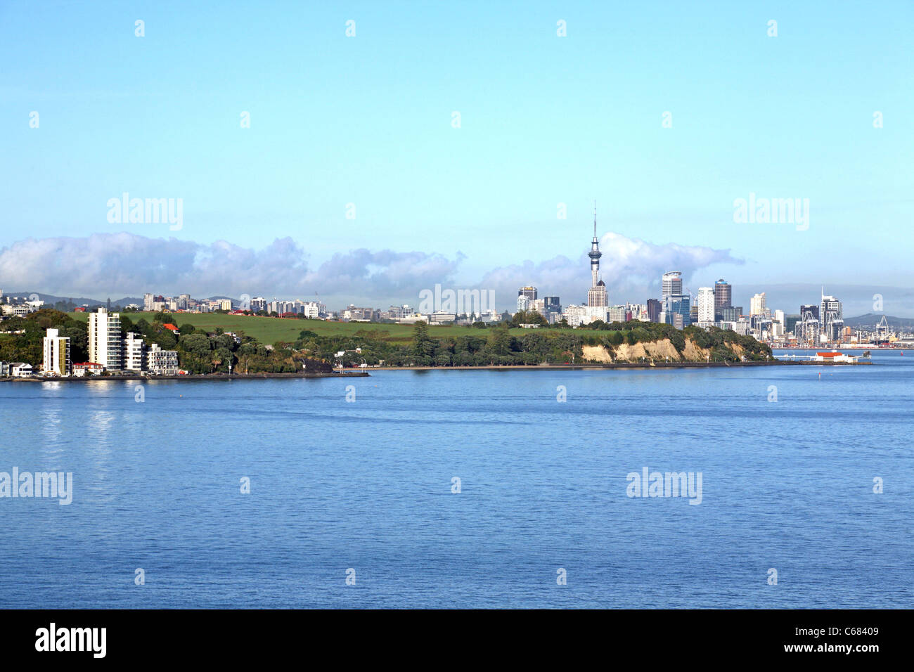 Mission Bay und Auckland City Center von St Heliers betrachtet. Auckland, Neuseeland, Australien Stockfoto