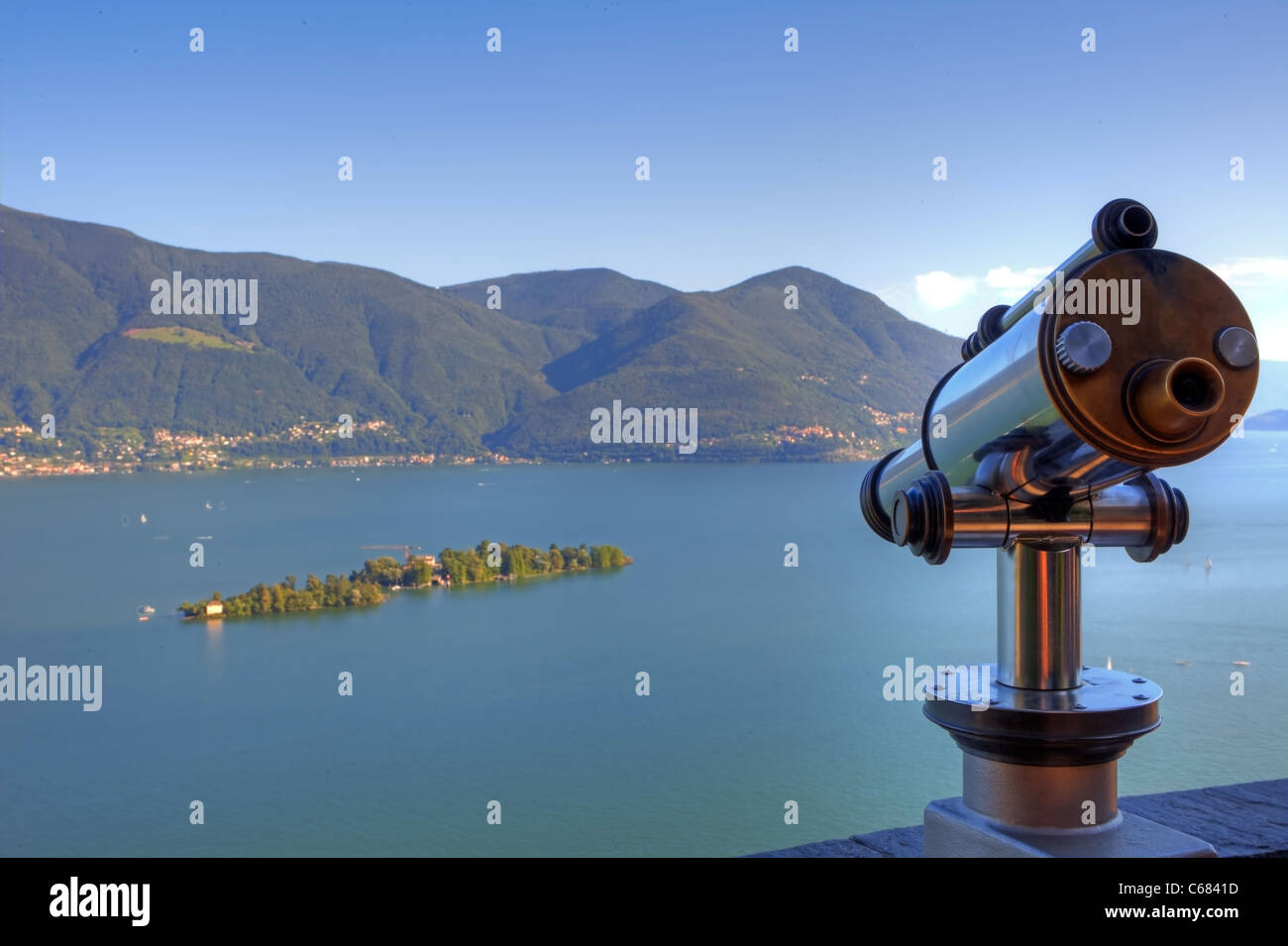 Blick auf die Isole di Brissago und dem Lago Maggiore mit dem Fernglas Stockfoto