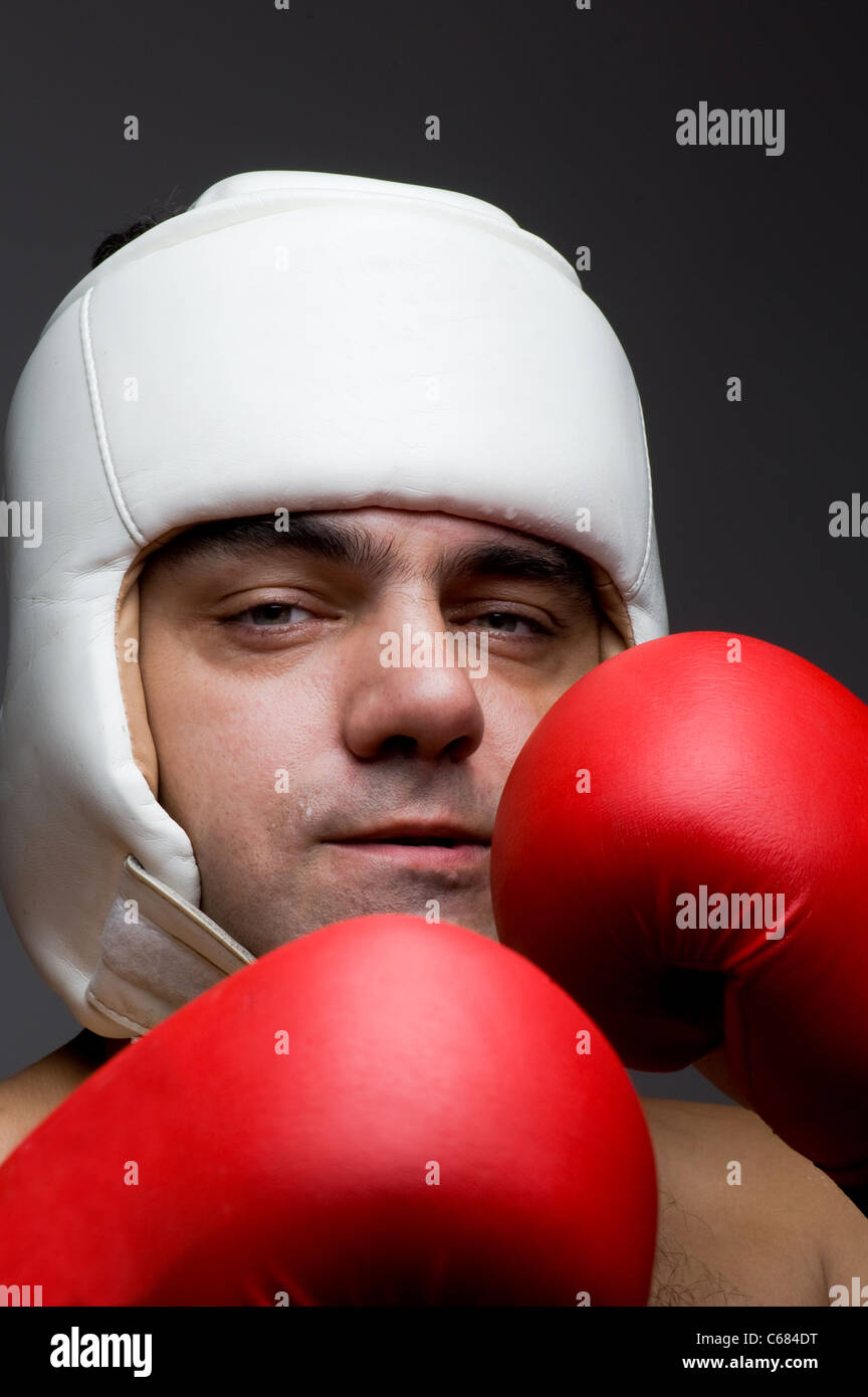 Boxer in Schutzhelm und Boxhandschuhe Stockfoto