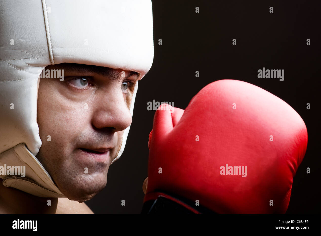 Boxer in Schutzhelm und Boxhandschuhe Stockfoto