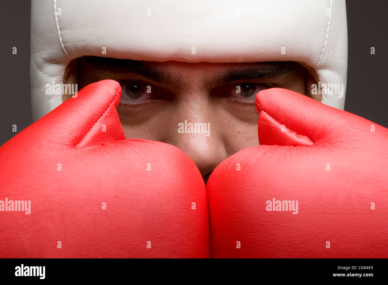 Boxer in Schutzhelm und Boxhandschuhe Stockfoto