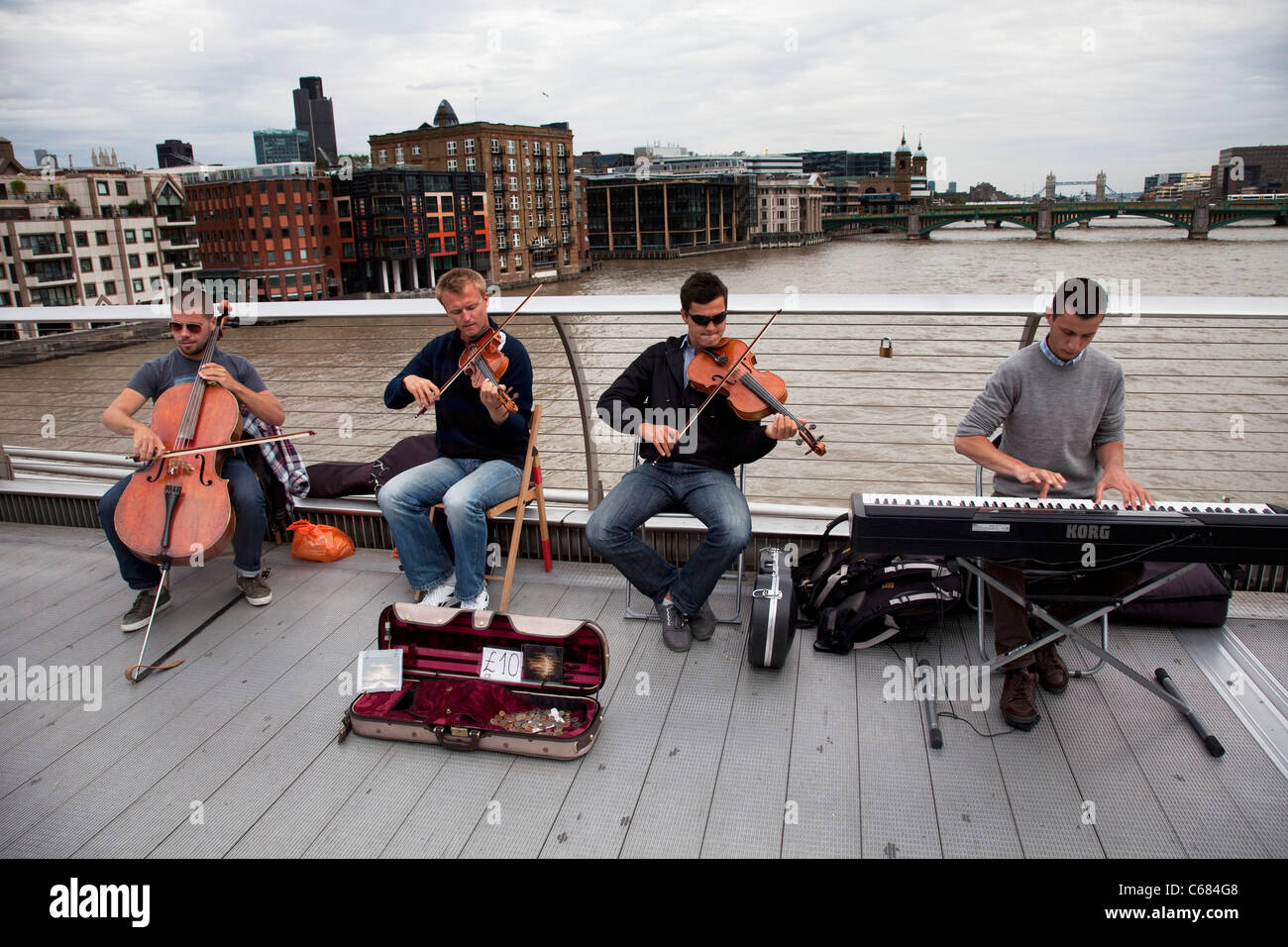 Streichquartett als Straßenmusikant auf Millennium Bridge über die Themse, London, UK. Stockfoto