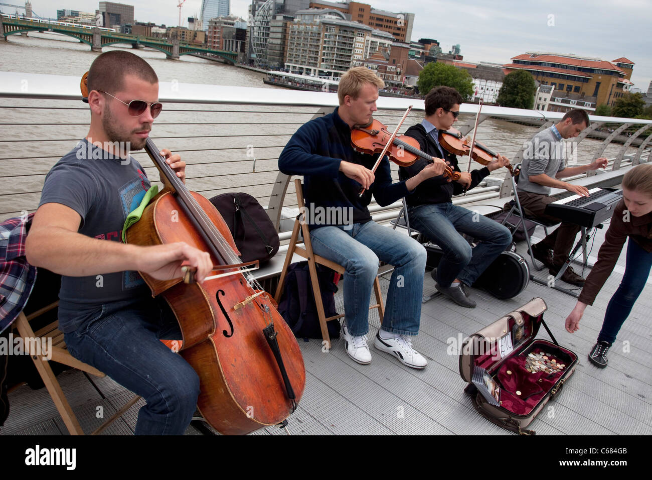 Streichquartett als Straßenmusikant auf Millennium Bridge über die Themse, London, UK. Stockfoto