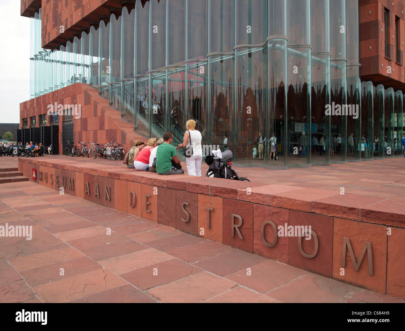 MAS Museum Aan de Stroom Eingang mit Personen und Namen Zeichen, Antwerpen, Belgien Stockfoto
