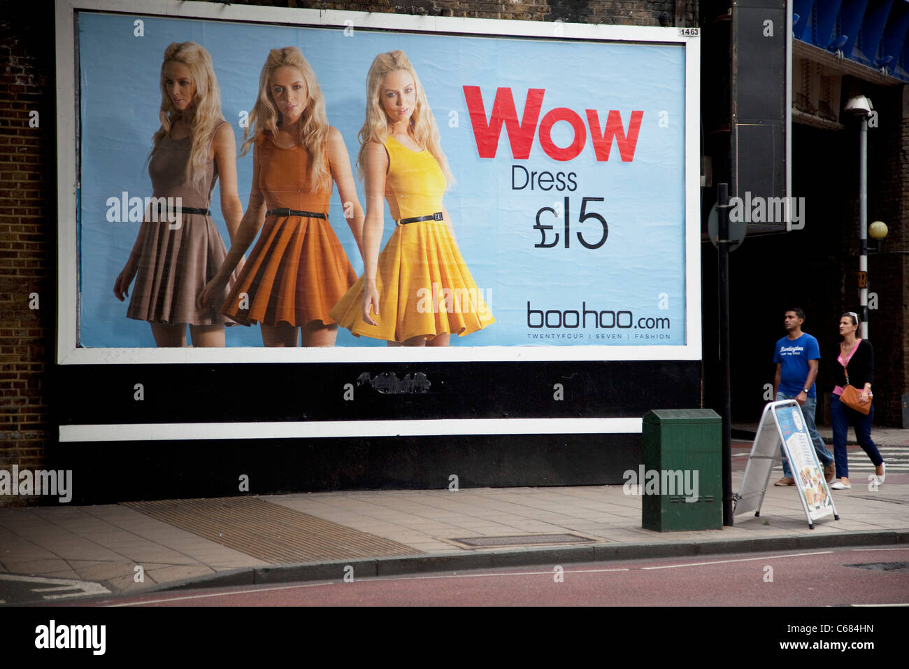 Werbeplakat fördert ein billiges Kleid für nur £15 durch Boohoo.com. Stockfoto