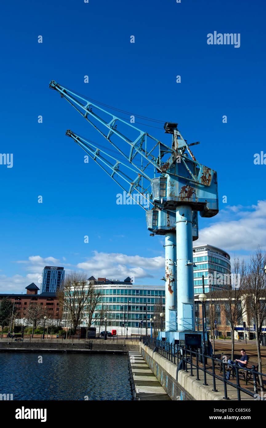 Alte Werft Krane innerhalb der neuen modernen Entwicklung in Salford Quays positioniert, wie industrielle Vergangenheit eine Hommage an es ist Stockfoto