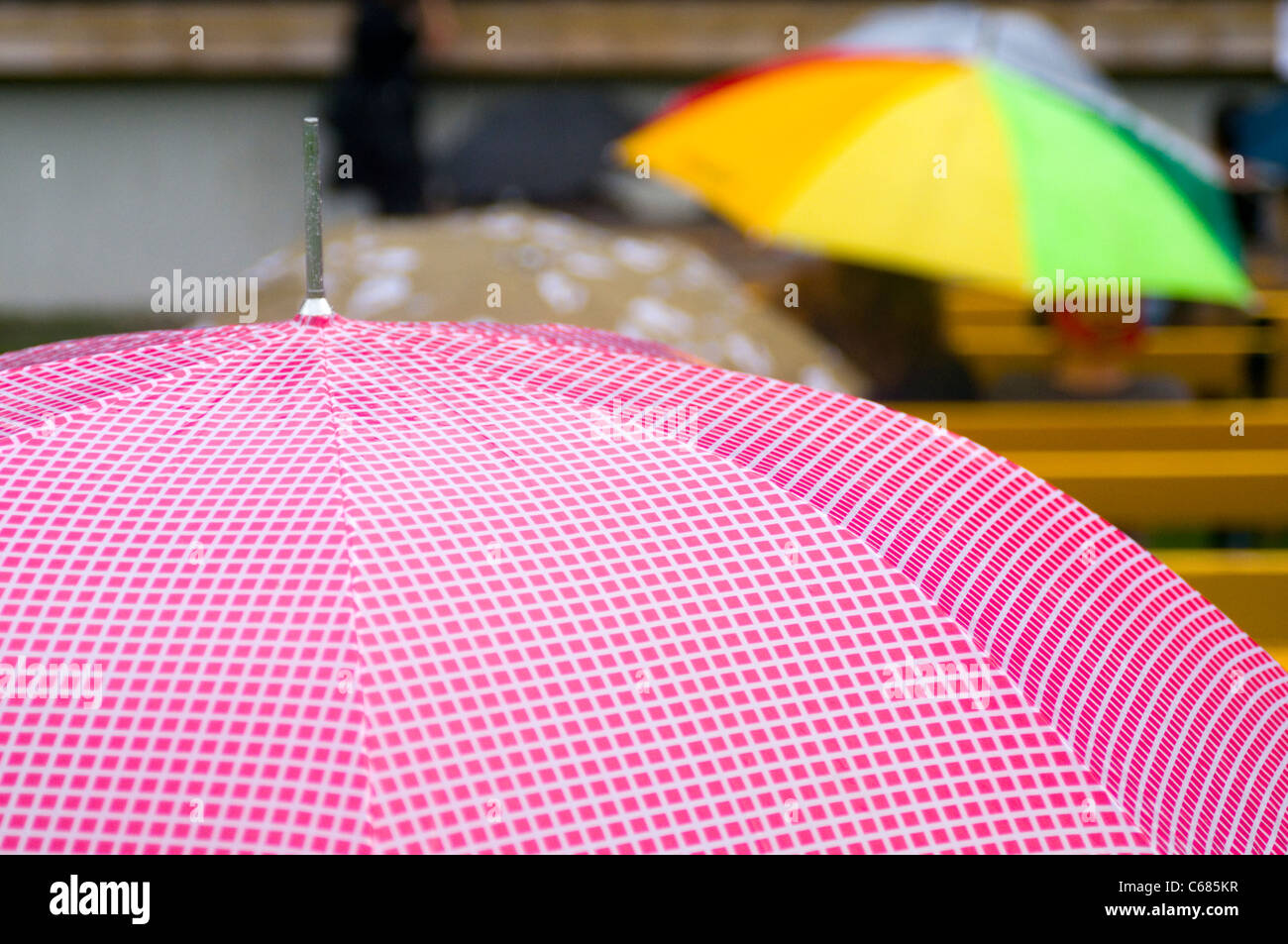 Regenschirme Schirm Regenschirm Regen Regen Nassen Wetter Dusche Duschen Feuchten Spucken Wasser Sommer Feucht Regnerische Niederschlag Konv Stockfotografie Alamy