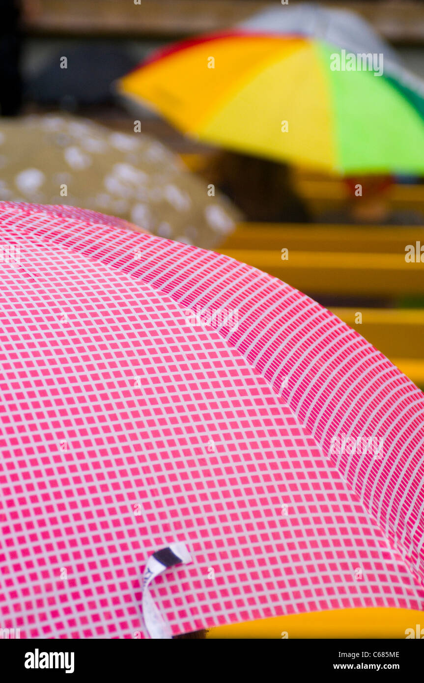 Regenschirme Schirm Regenschirm Regen Regen nassen Wetter Dusche Duschen feuchten spucken Wasser Sommer feucht regnerische Niederschlag Konv Stockfoto