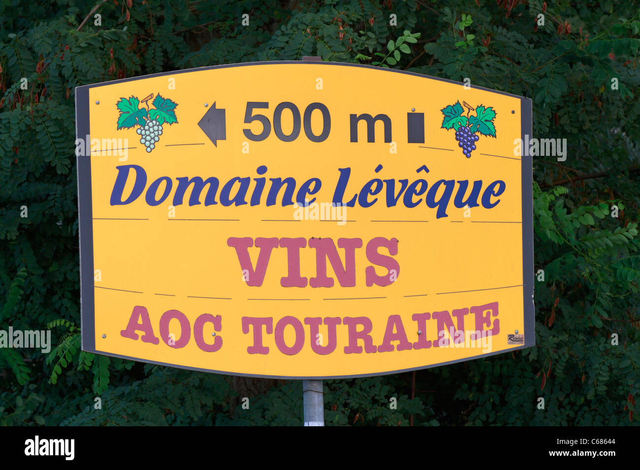 Weinfass Form Zeichen für Weinberg Touraine Domaine Leveque Noyers sur Cher im Loire-Tal, Frankreich. Stockfoto