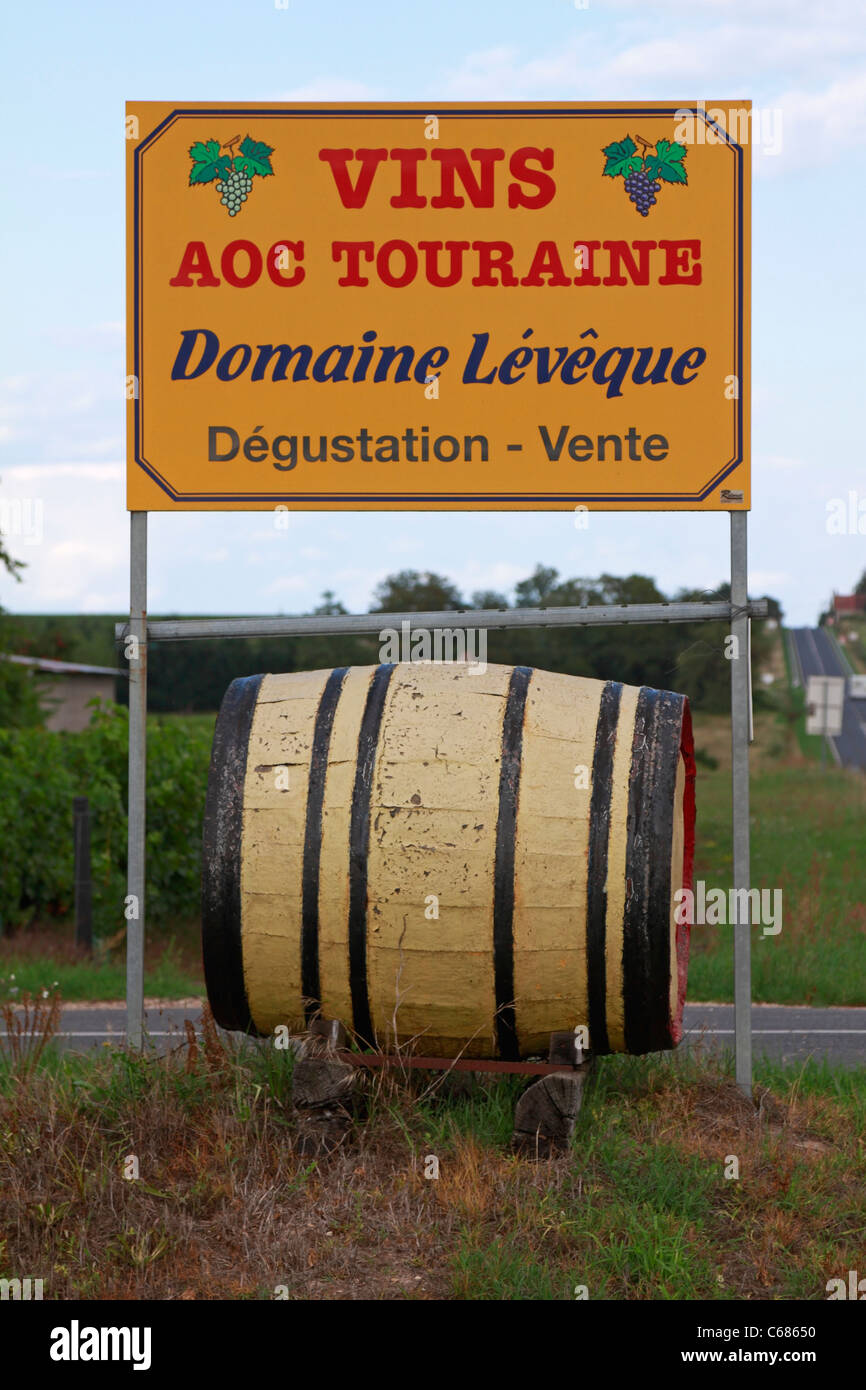 Weinfass und Zeichen für Weinberg Touraine Domaine Leveque Noyers sur Cher im Loire-Tal, Frankreich. Stockfoto