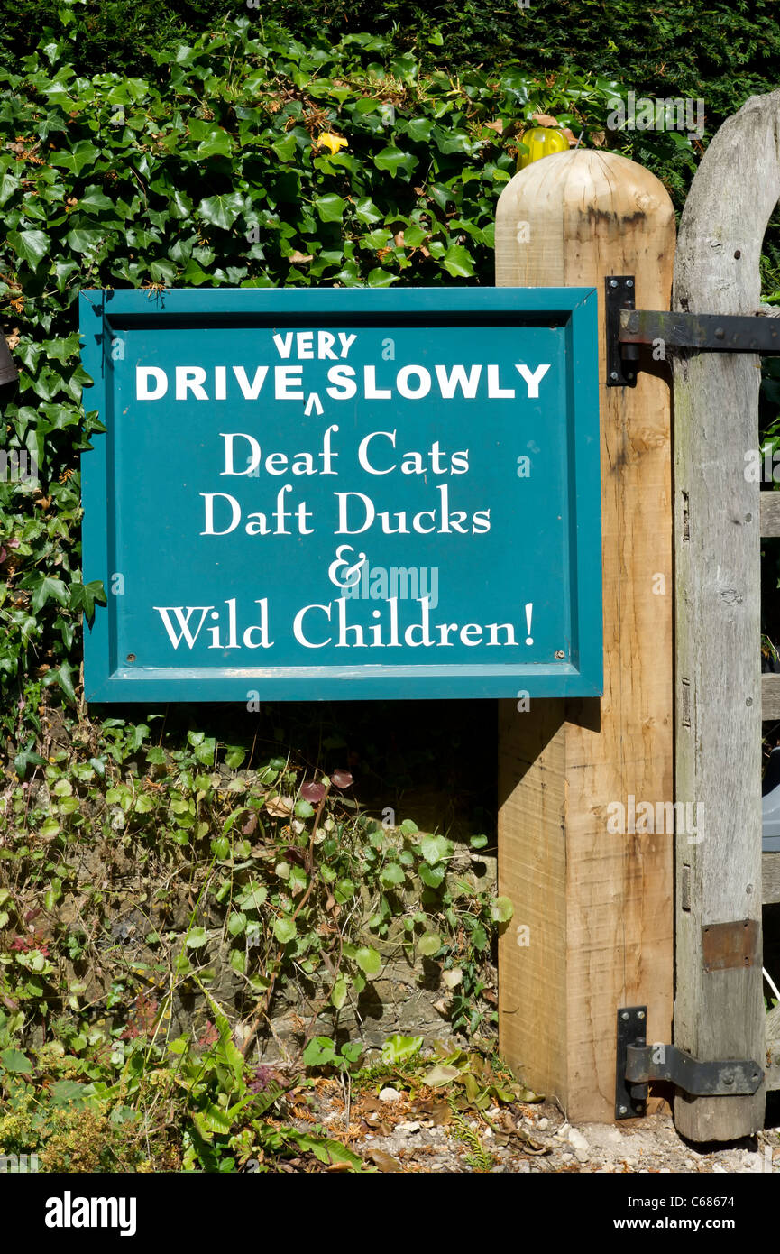 Lustige Zeichen auf dem Tor außerhalb Mühle Dene Garten in der Cotswold-Dorf Blockley Stockfoto
