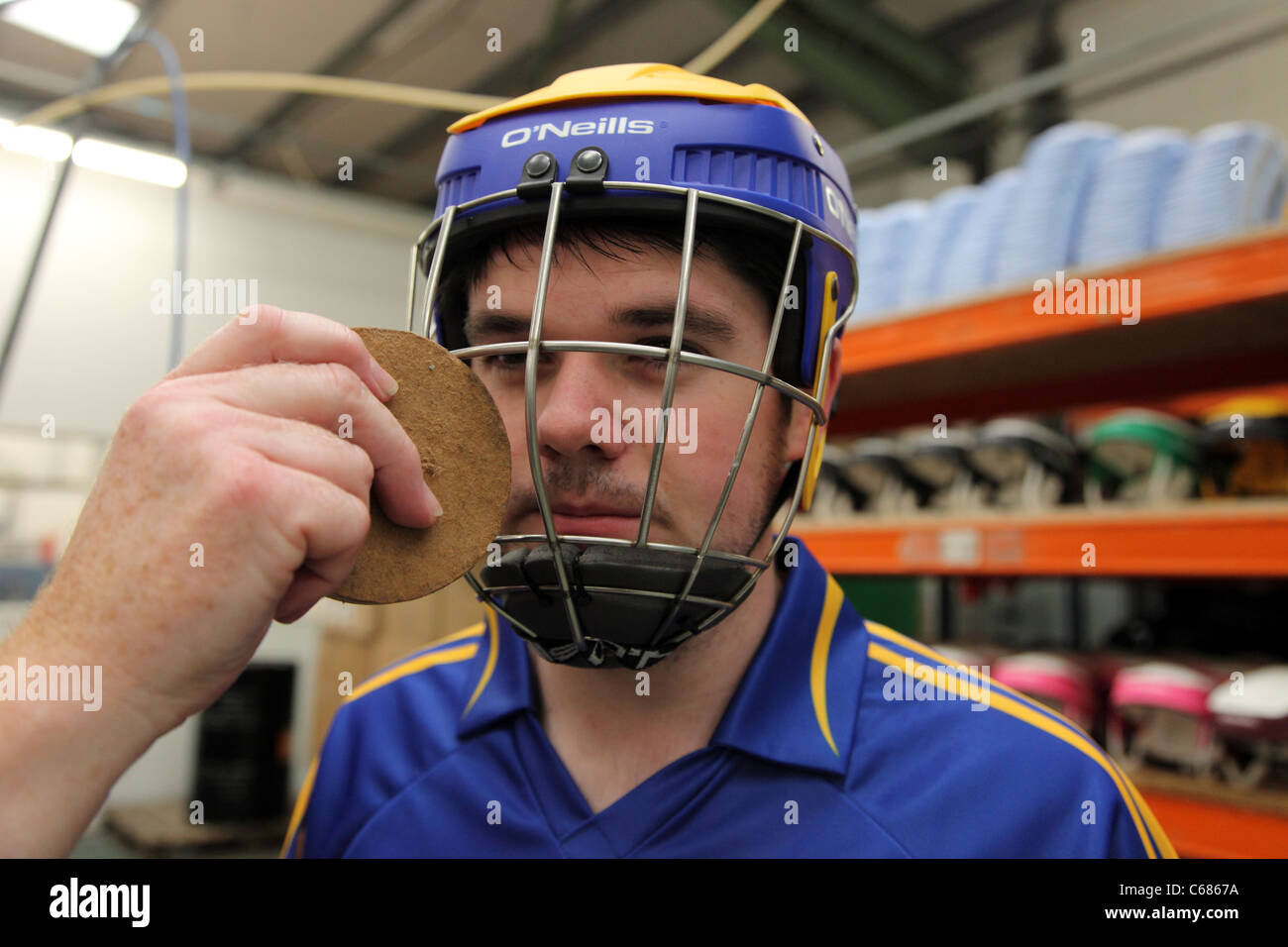 O'Neills Hurling Helm erhält einen Sicherheits-check Stockfoto